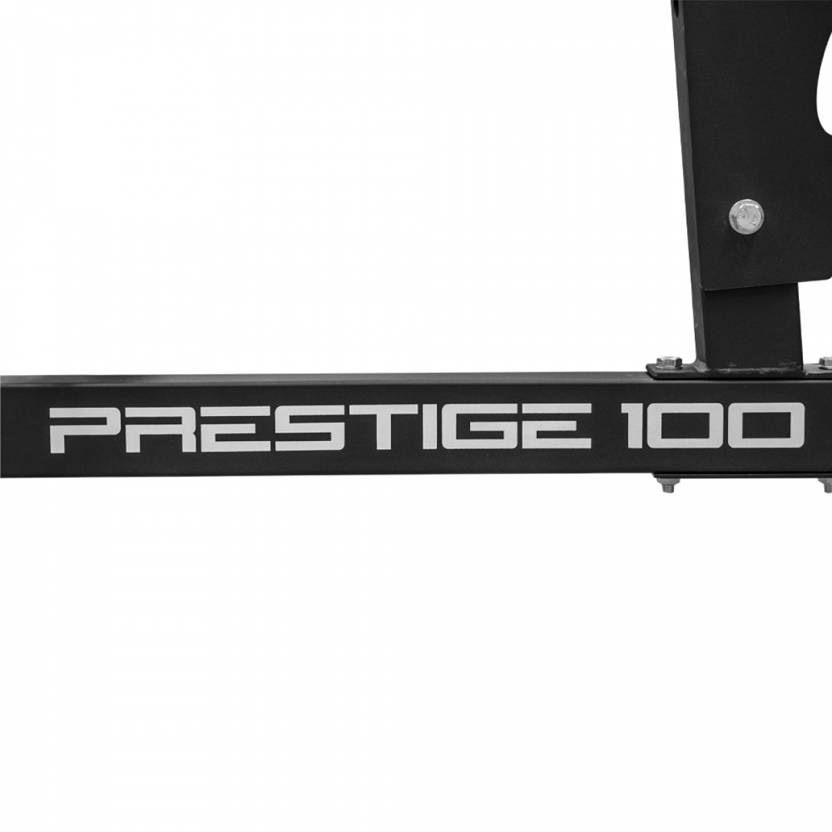 Een zwart metalen frame met de tekst 'PRESTIGE 100' in witte letters. Het frame is bevestigd aan de machine.