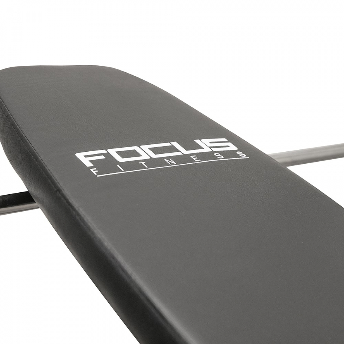 Banc noir avec le logo 'FOCUS FITNESS'. Le banc est incliné. La surface est noire.