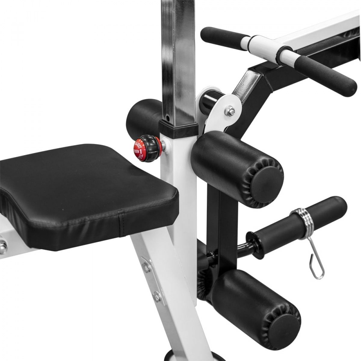 Fitnessapparatuur met zwarte vulling en rode afstelknop. Wit en zwart frame.