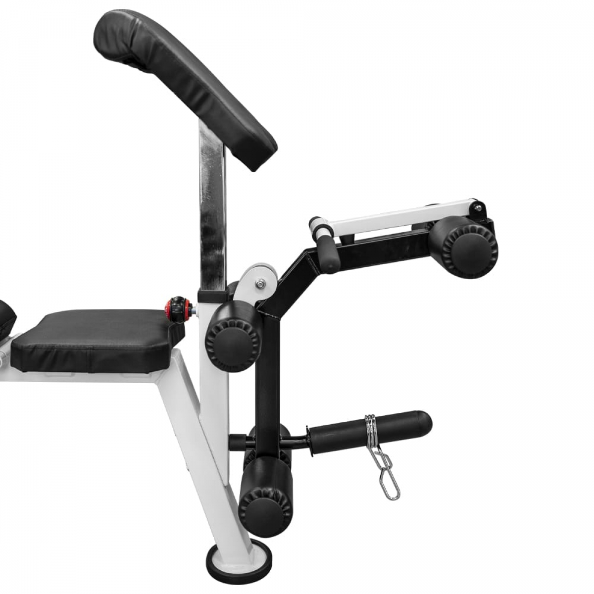 Fitnessmachine met zwarte en witte componenten. Gevoerde zitting, armleuning en beensteun.