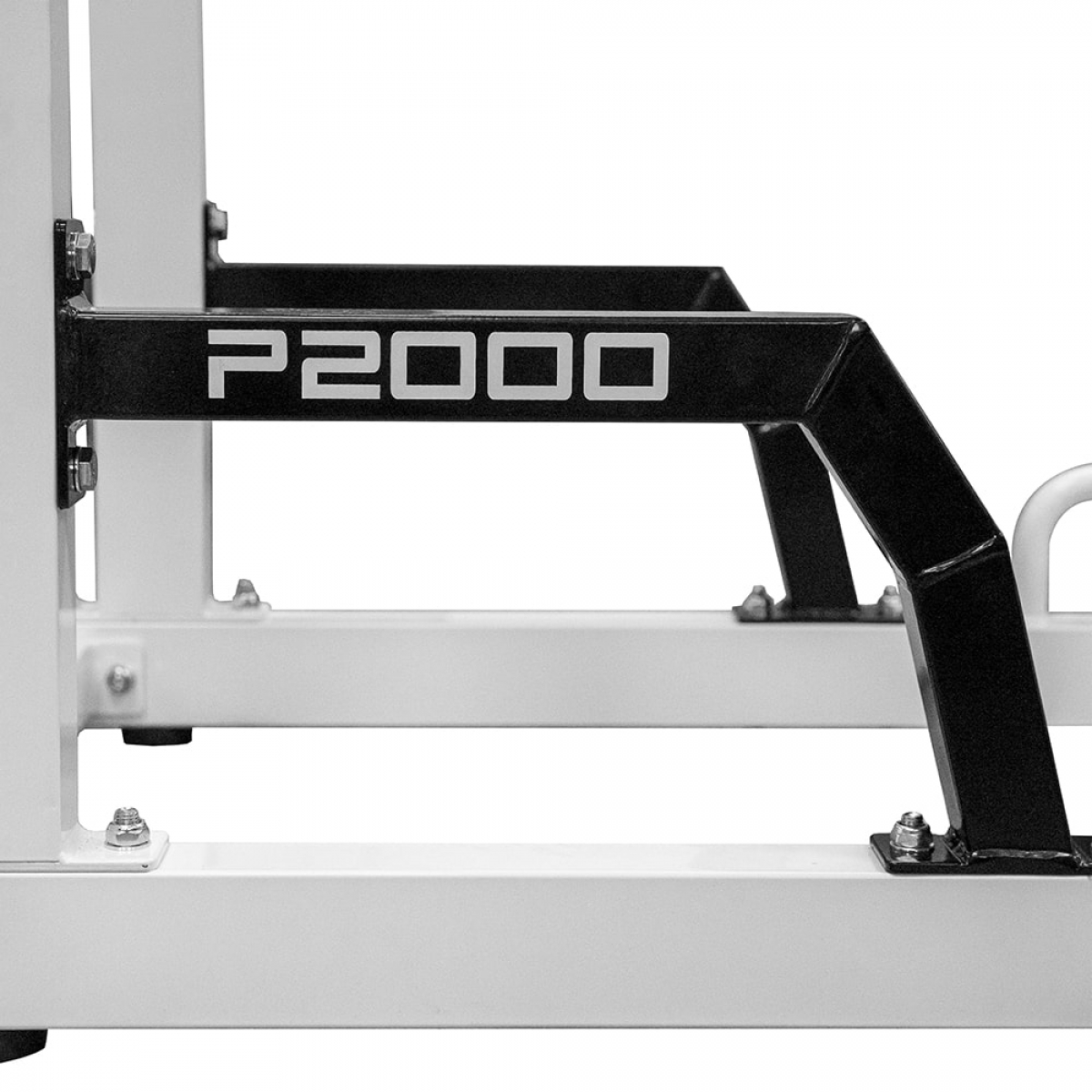 Een zwart-witte gewichtsstandaard. De woorden "P2000" zijn zichtbaar op de standaard.