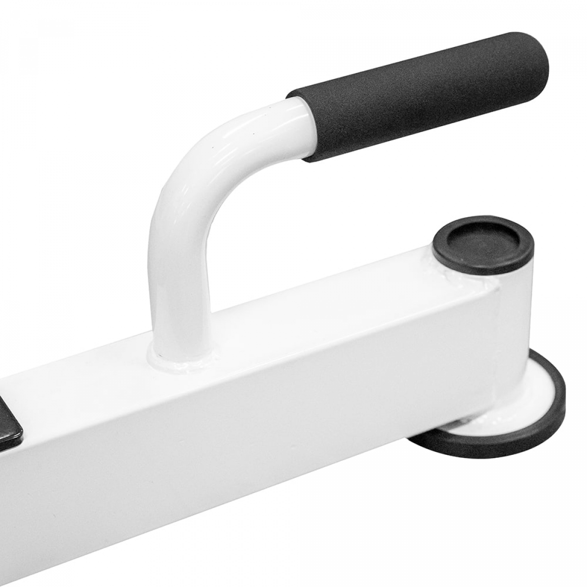 Een witte handgreep voor fitnessapparatuur met een zwarte grip. De achtergrond is wit.