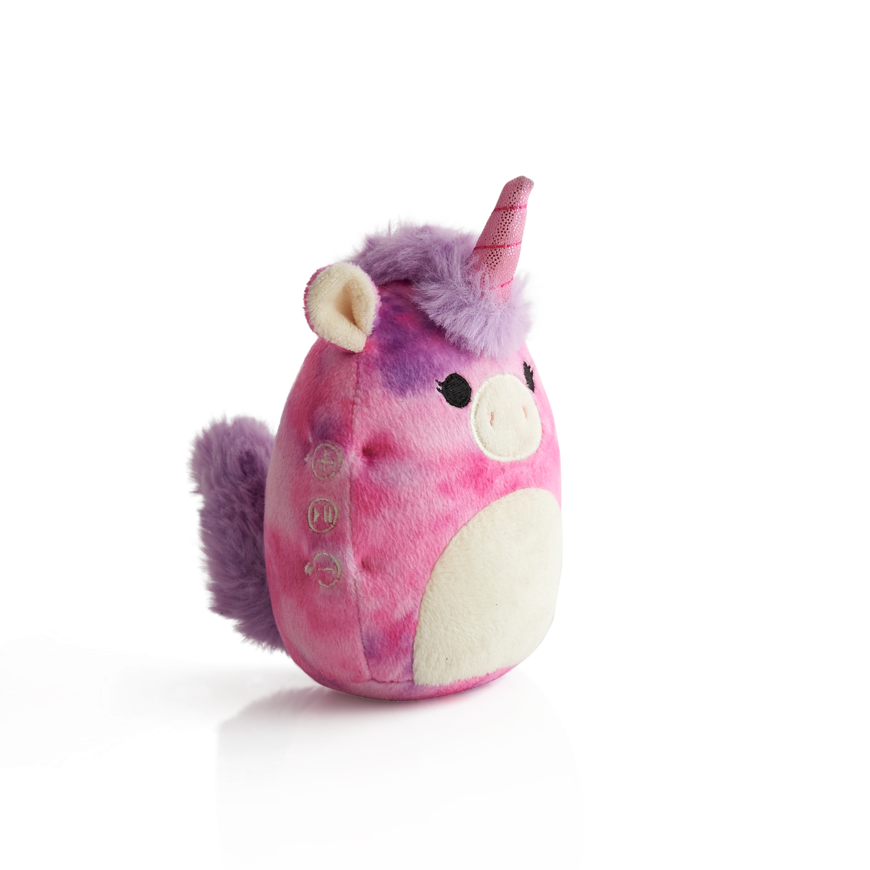 Roze eenhoorn knuffel op wit. Het heeft een paarse manen, hoorn en staart.