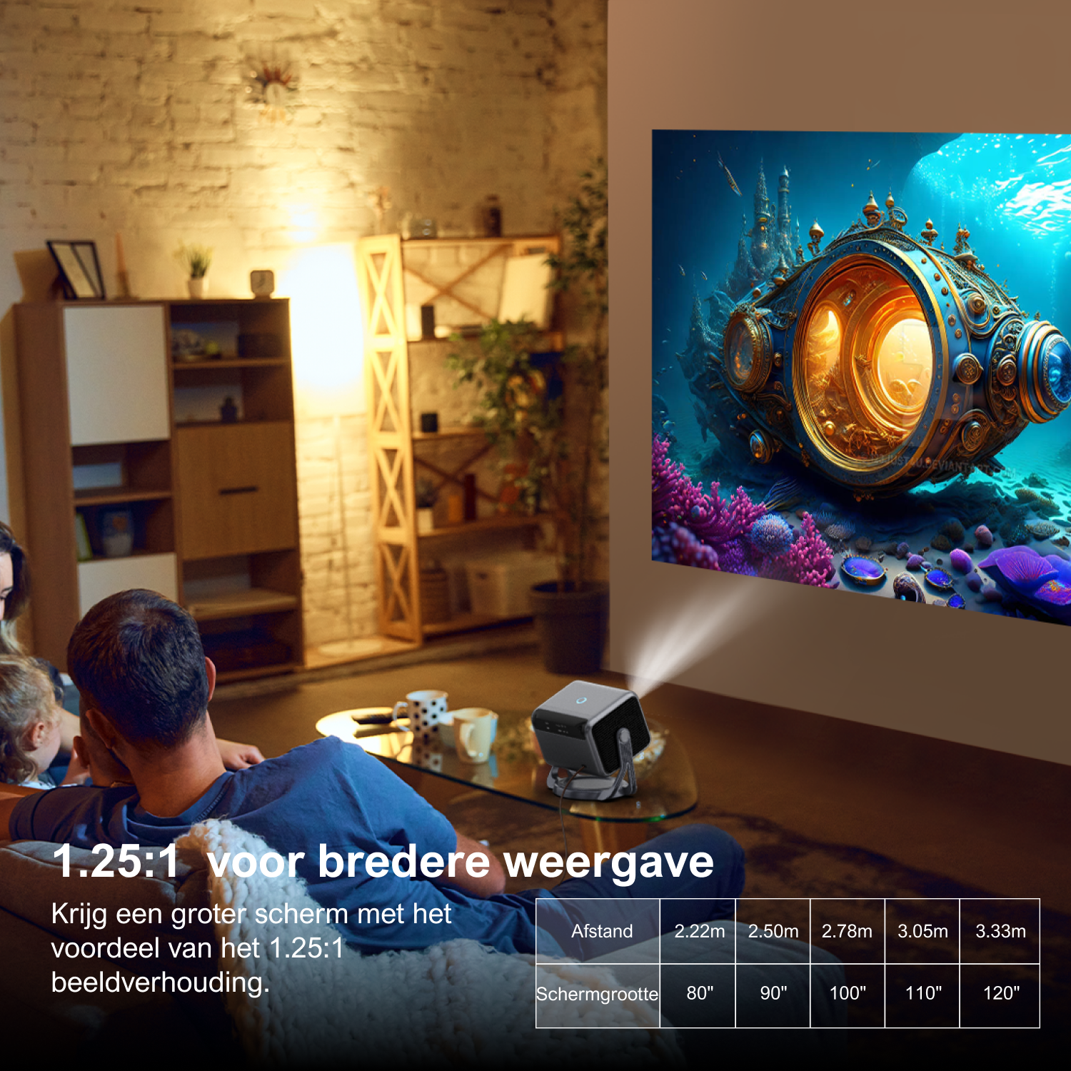 Famille regardant un grand écran projeté sur un mur par un petit projecteur.
