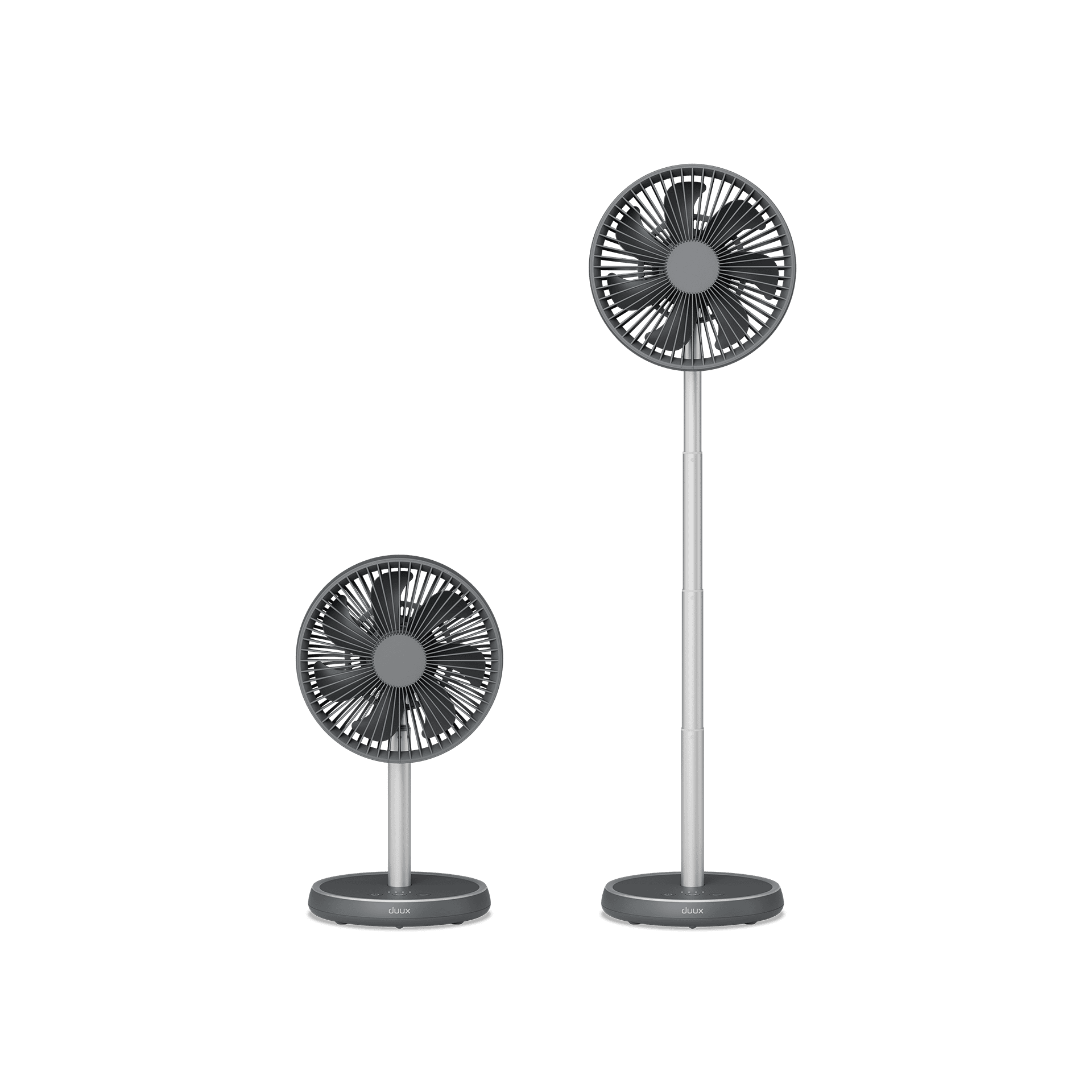 Dos ventiladores grises, uno de pie y otro sobre una base, sobre fondo negro.