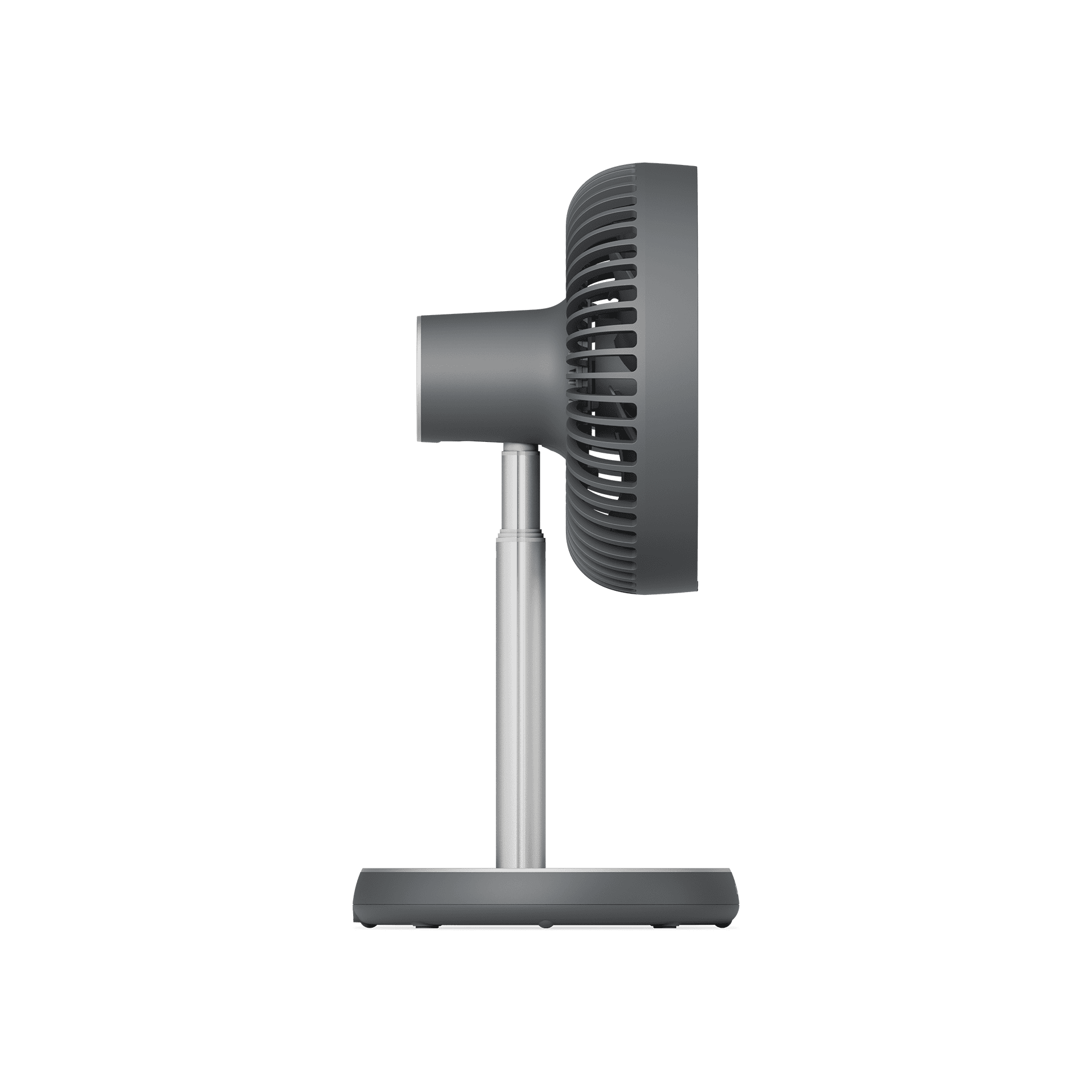Un ventilador de escritorio gris. Tiene un cabezal de ventilador circular y un soporte vertical.