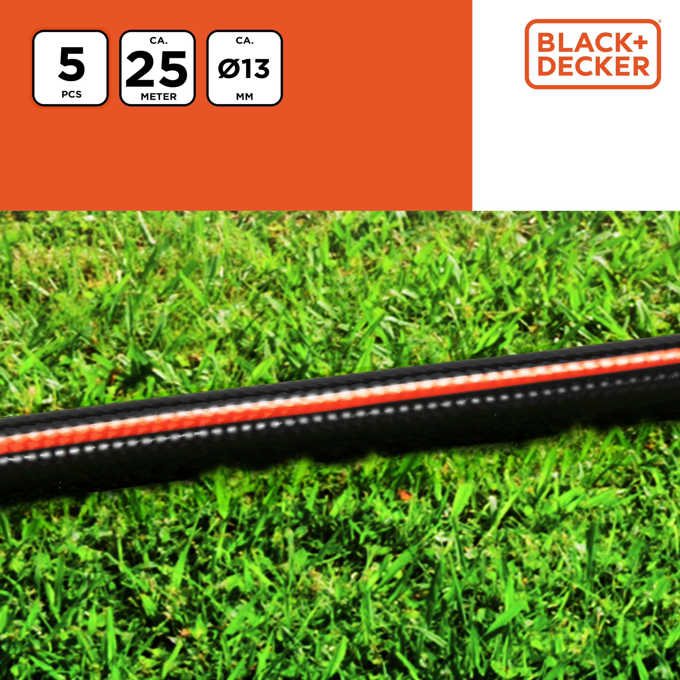 Zwarte tuinslang met oranje streep, op gras. Black & Decker branding en tekst.