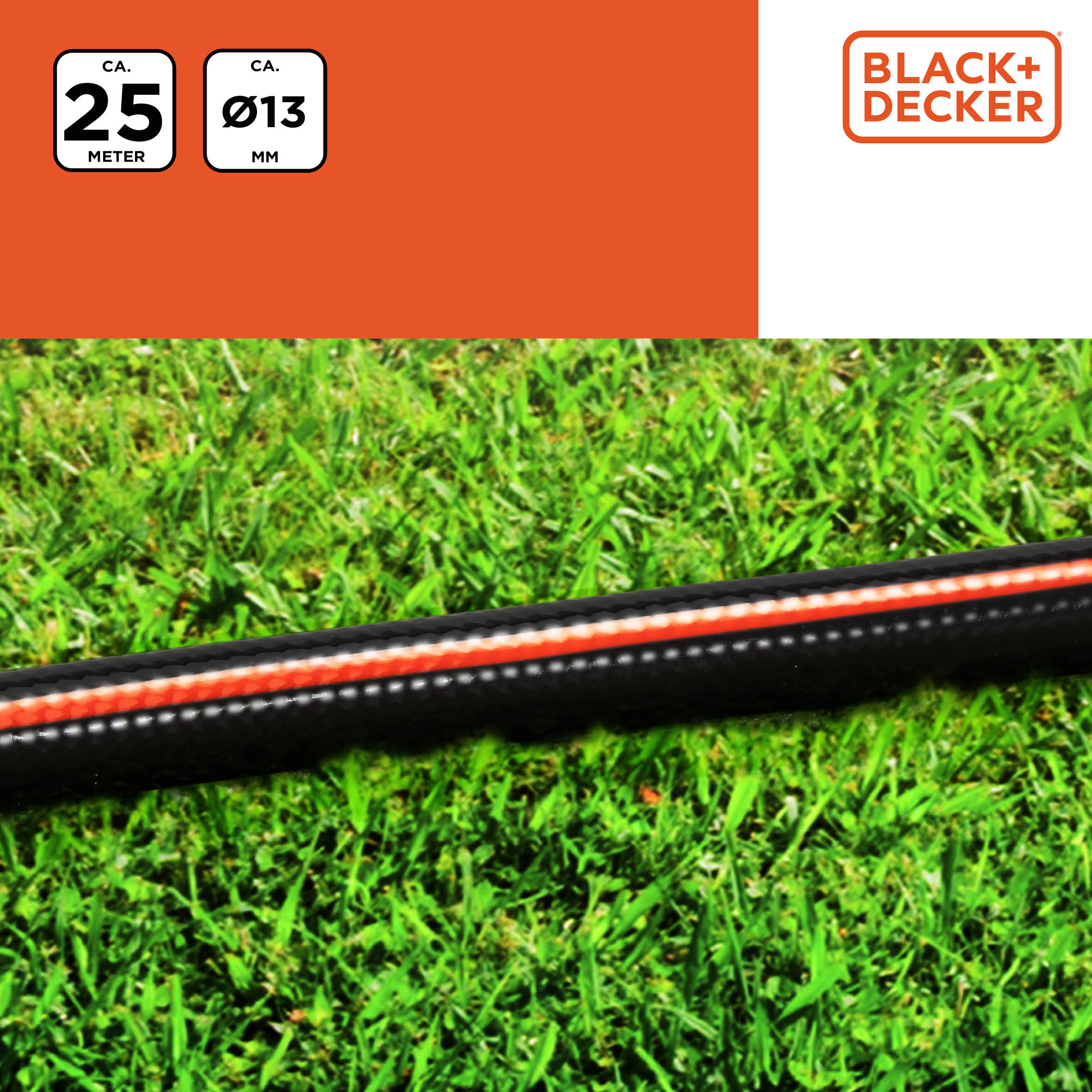 Zwarte en rode tuinslang op gras, met Black+Decker logo en maatindicatoren.