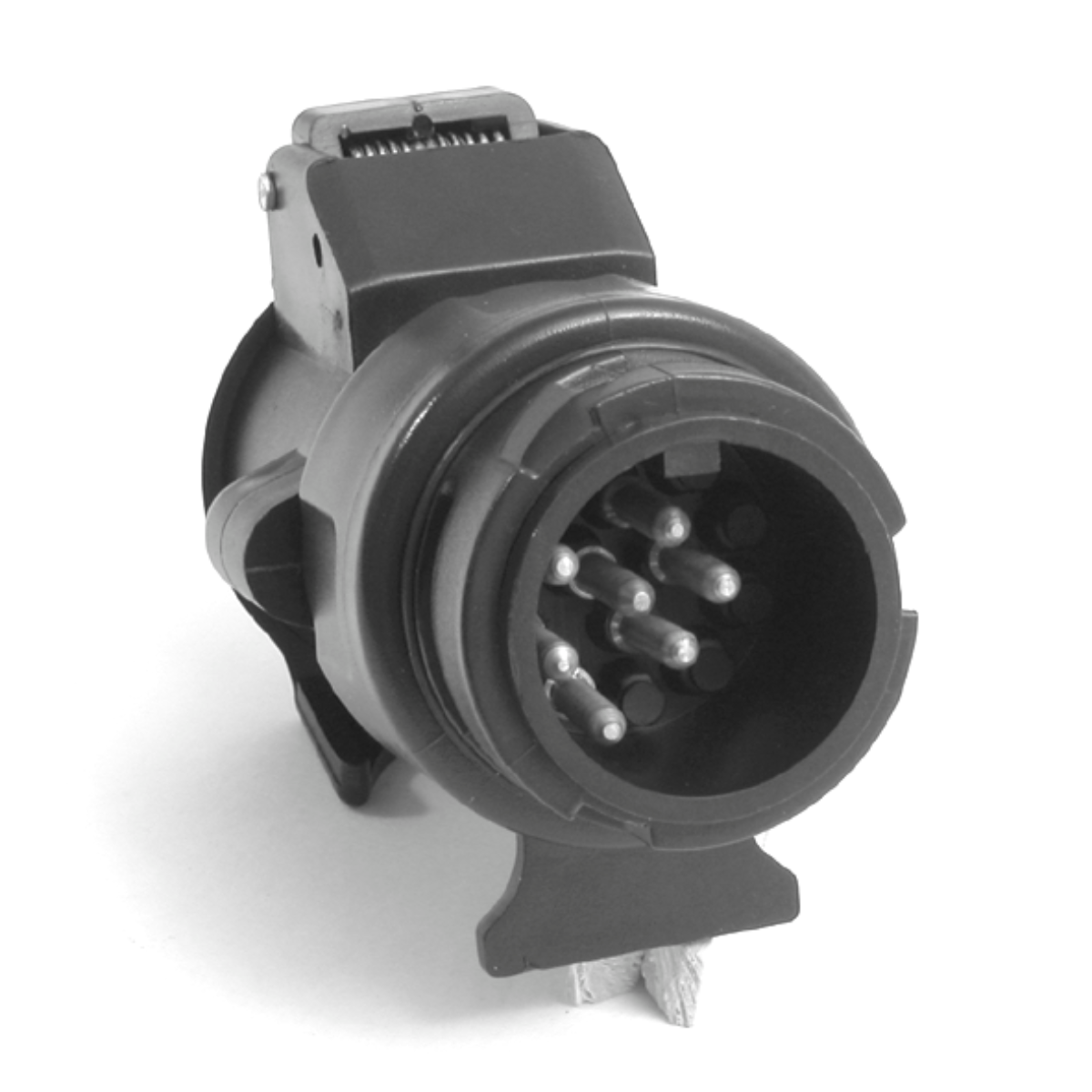 Zwarte aanhanger connector stekker met meerdere pinnen. Witte achtergrond.