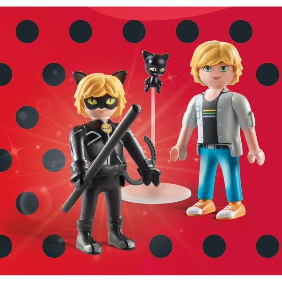 Zwei Playmobil-Figuren aus Miraculous. Einer ist Cat Noir mit Stab, der andere ist Adrien Agreste.