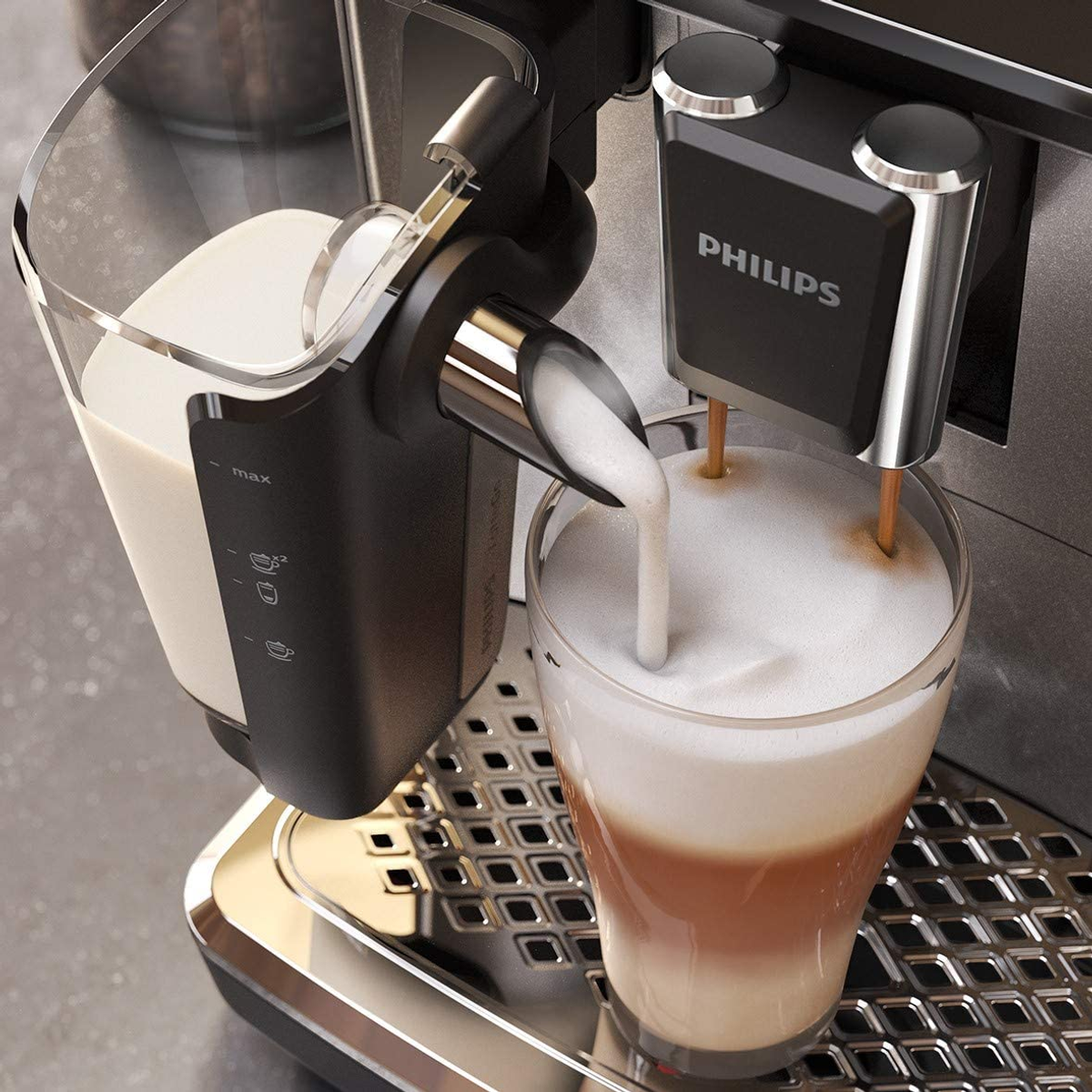 Bir Philips espresso makinesi, kahve ile birlikte köpürtülmüş sütü bir bardağa dağıtıyor.