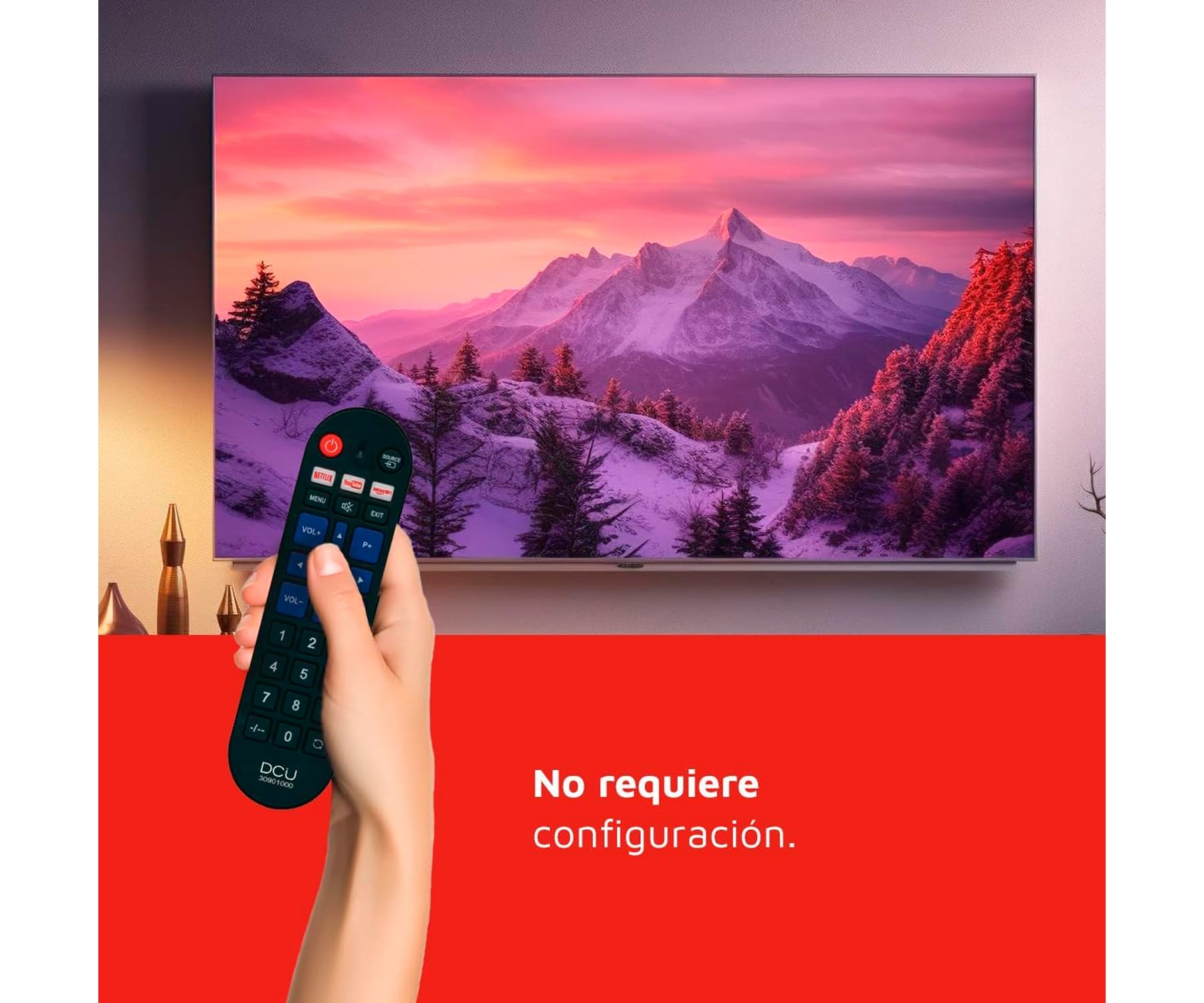 Una mano sosteniendo un mando a distancia frente a un televisor que muestra una escena de montaña.