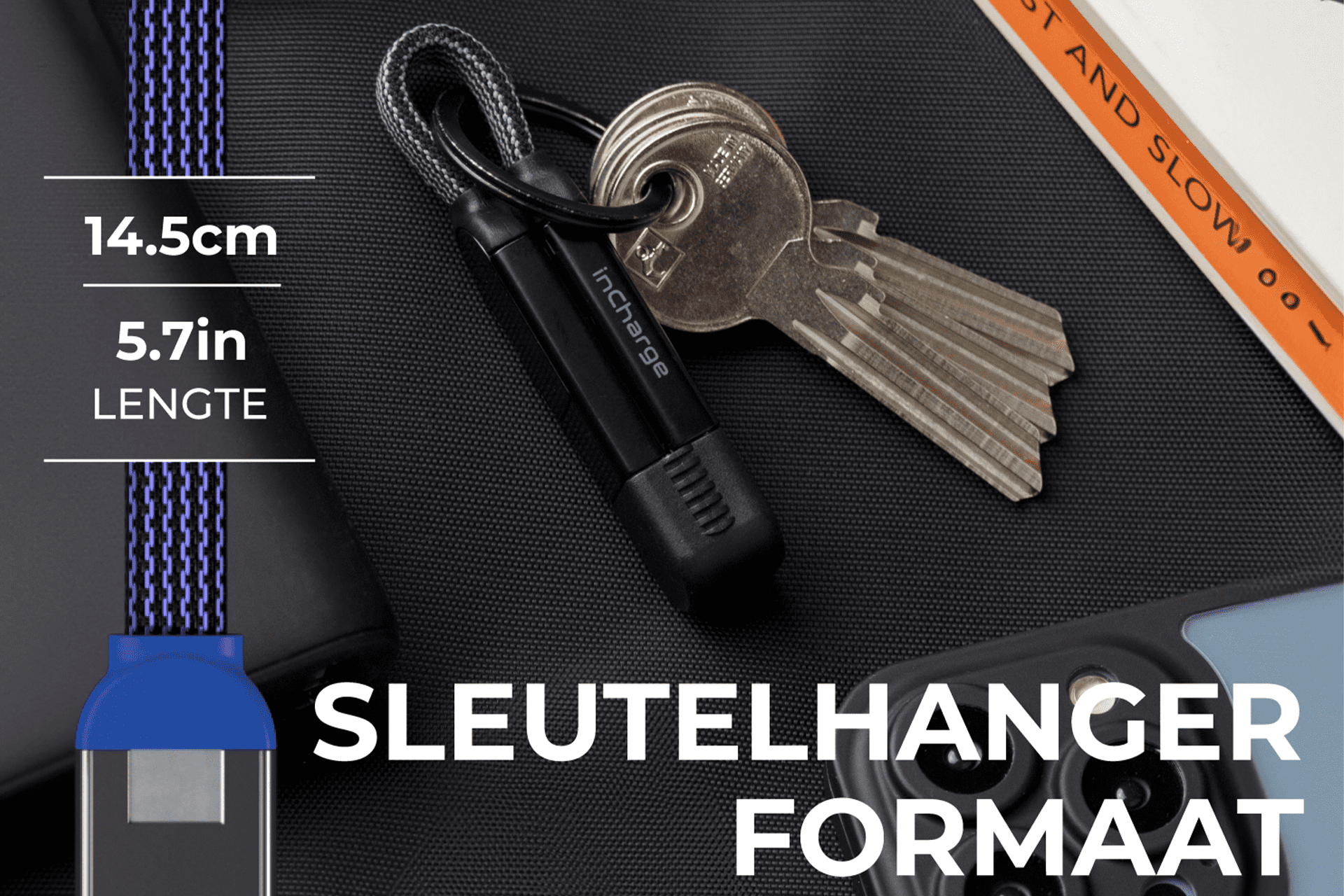 Een sleutelhanger met sleutels en een USB-C-kabel, met een blauwe band, op een donkere achtergrond.