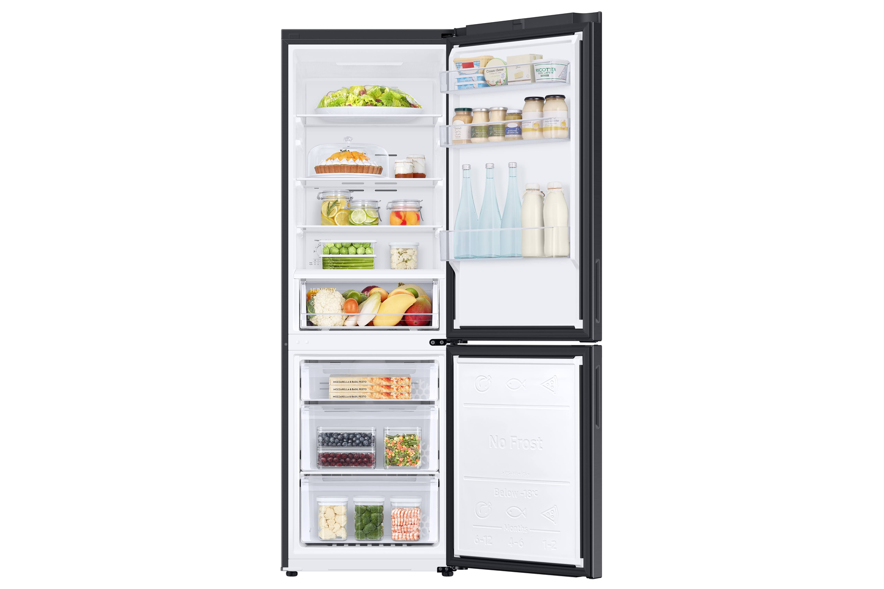 Offener Kühlschrank mit Lebensmitteln. Hauptfächer mit Regalen. Gefrierfach unten.