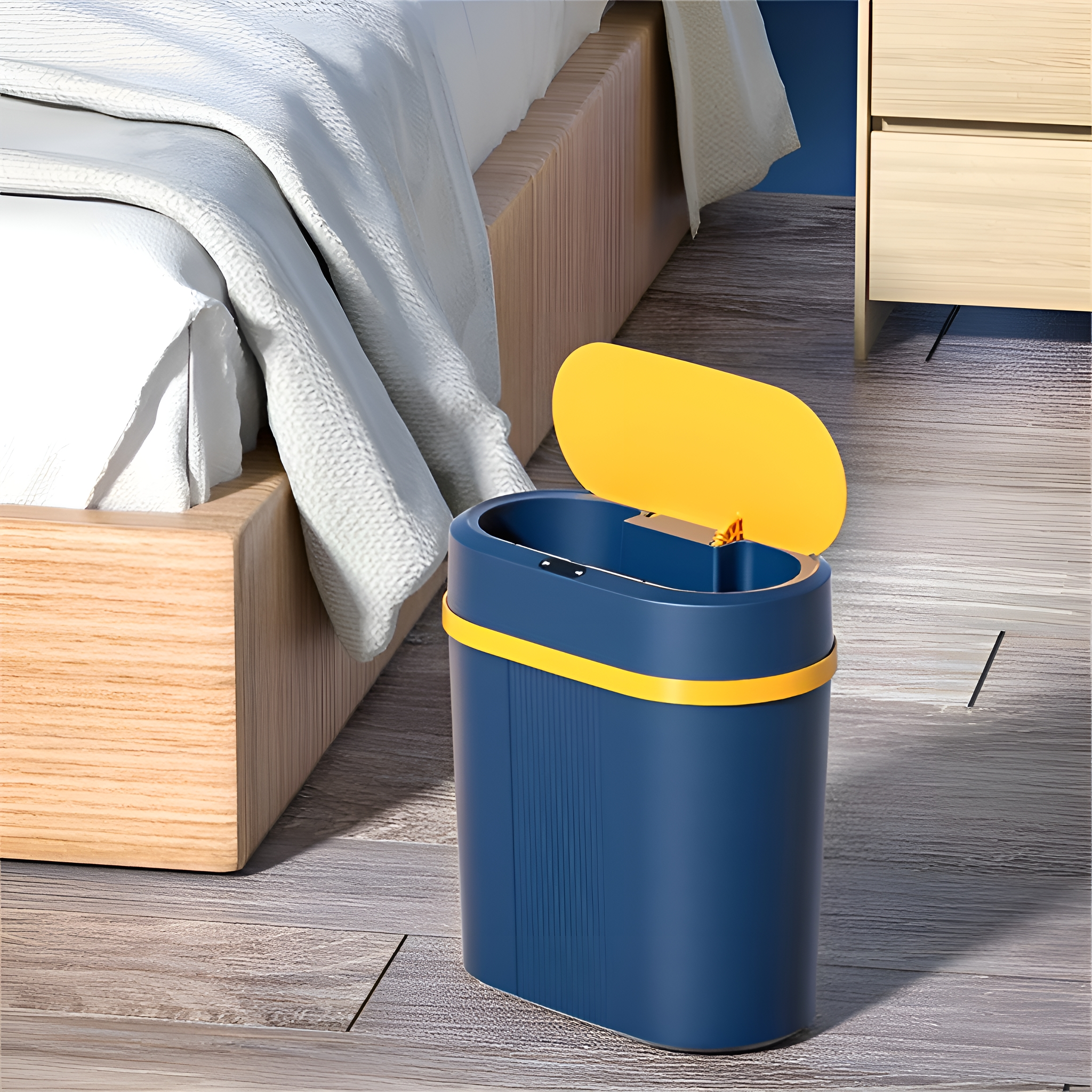 Ein blauer Mülleimer mit gelbem Deckel. Er steht in einem Raum mit Bett und Holzboden.