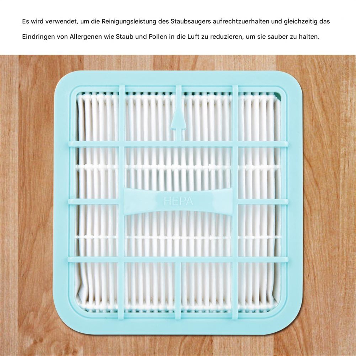 HEPA-Filter in blauem Rahmen, mit weißem Filtermaterial, auf Holzoberfläche, mit Pfeil.