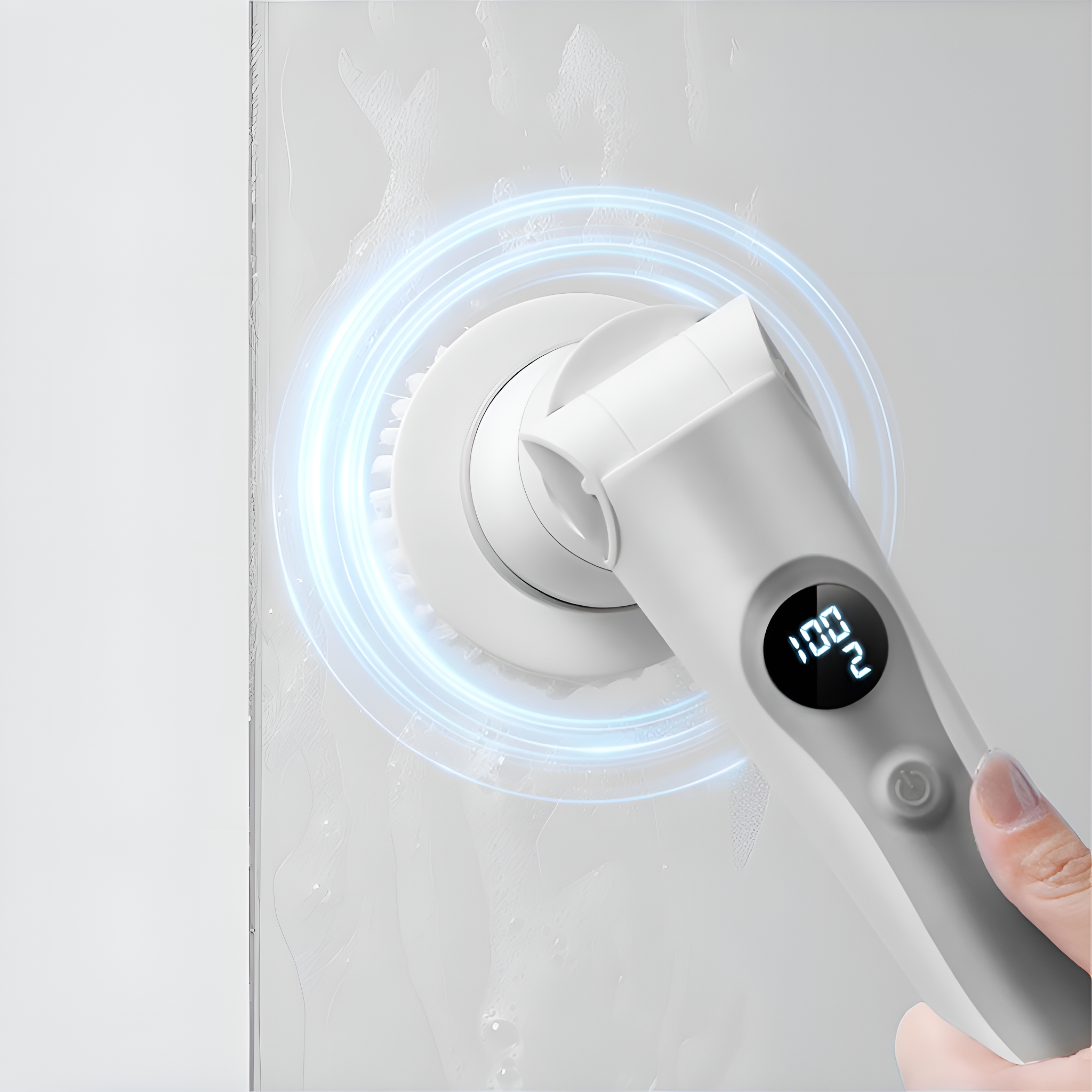 Eine elektrische Reinigungsbürste mit Digitalanzeige '100'. Sie reinigt eine Oberfläche.