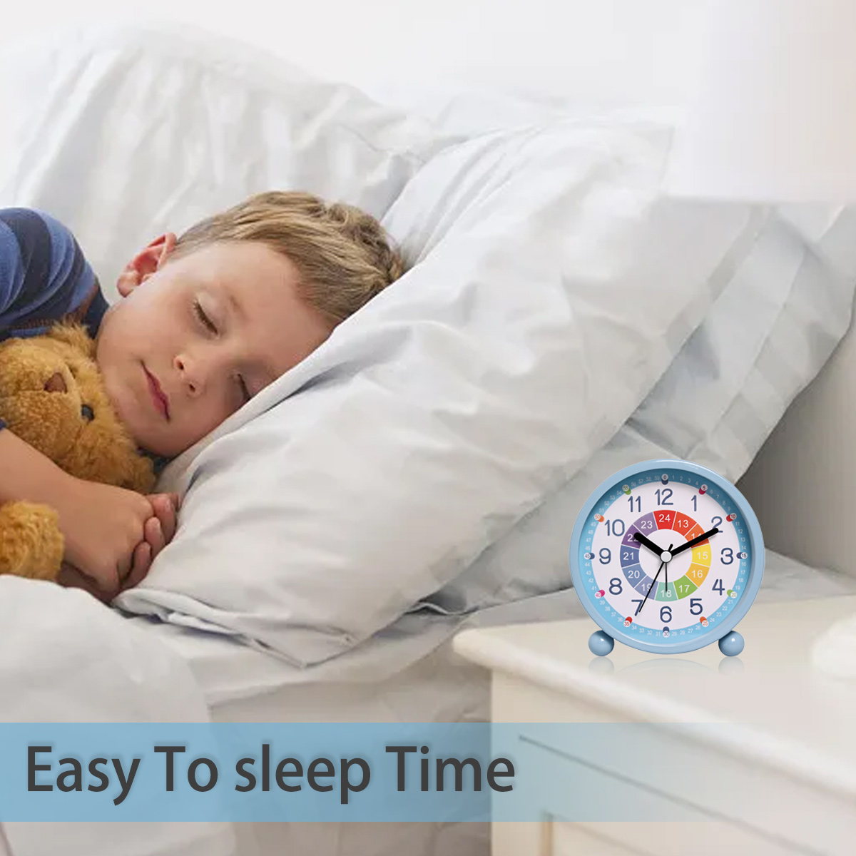 Kind schläft neben blauem Wecker. Text: 'Easy To sleep Time'.