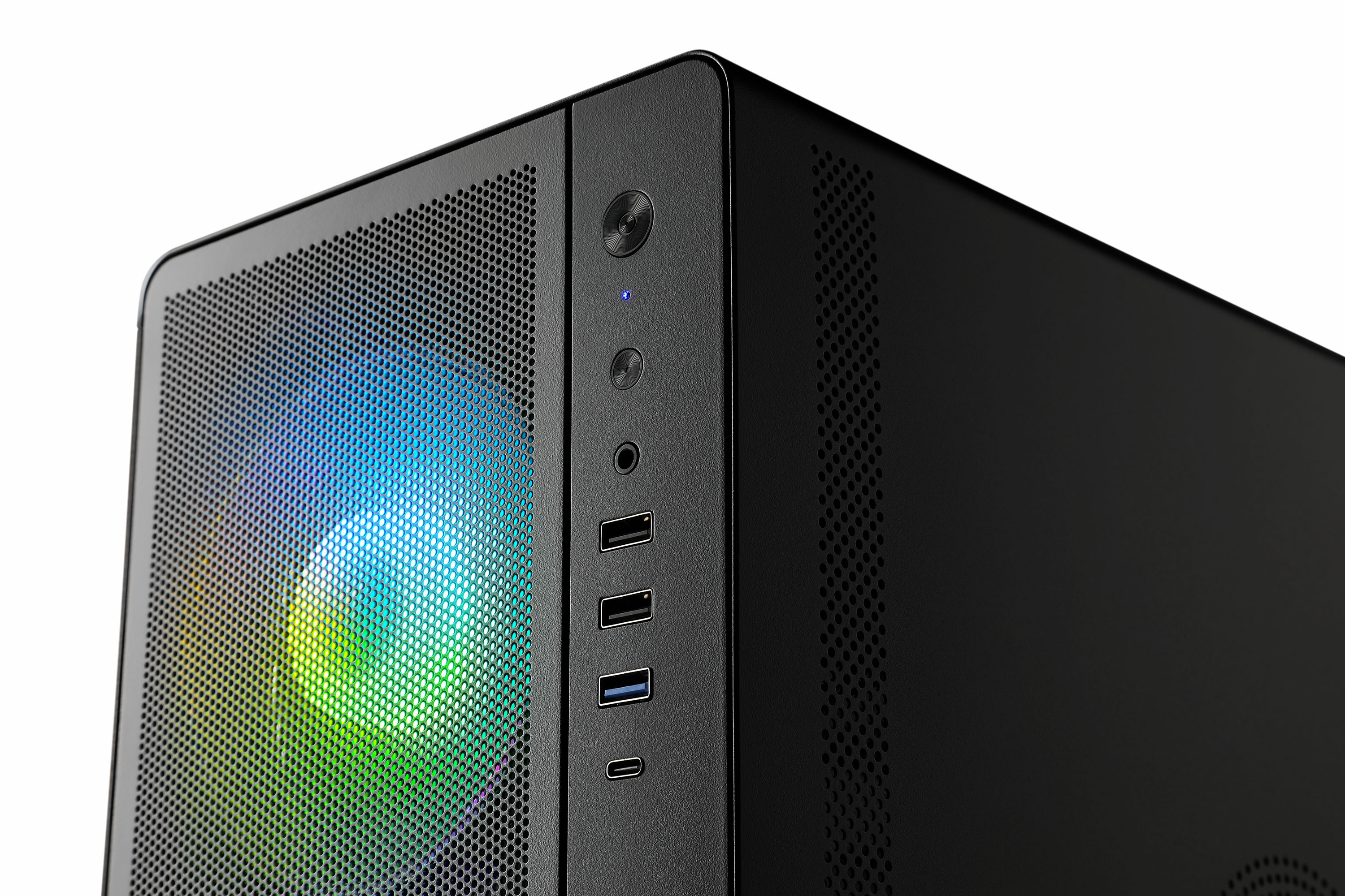 Primo piano di un case per computer nero con una parte anteriore a rete e porte, con un pulsante di accensione blu.
