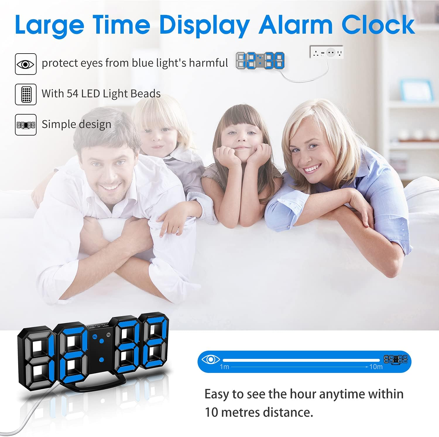 Ein digitaler Wecker, eine Familie auf einer Couch und eine Steckdose an der Wand.