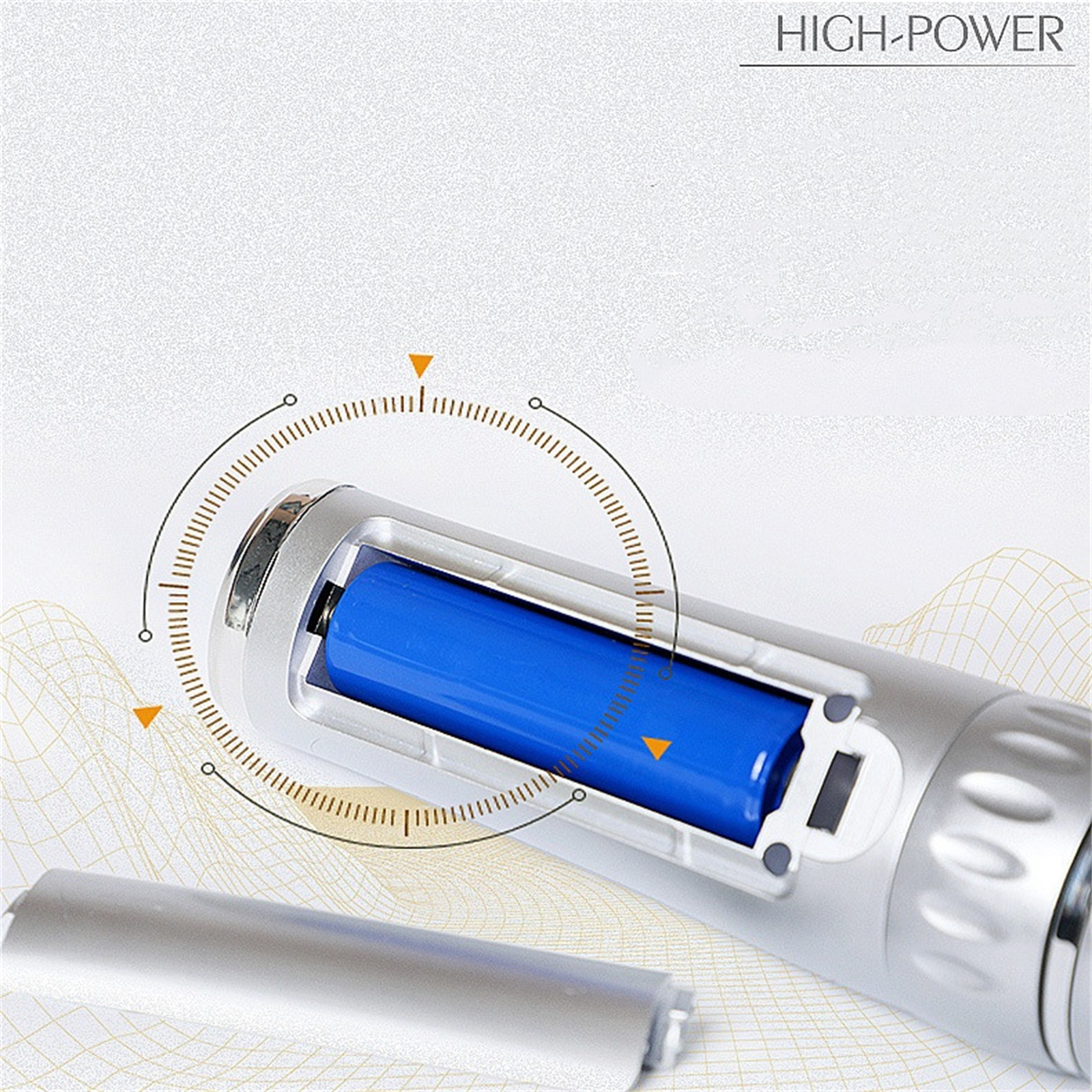 Nahaufnahme eines silbernen Werkzeugs mit einer blauen Batterie im Inneren, das Batteriefach zeigend.