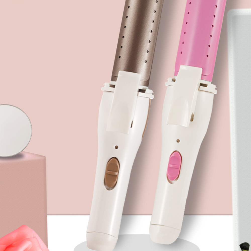 Zwei Lockenstäbe, einer braun und einer rosa, mit weißen Griffen, auf rosa Hintergrund.