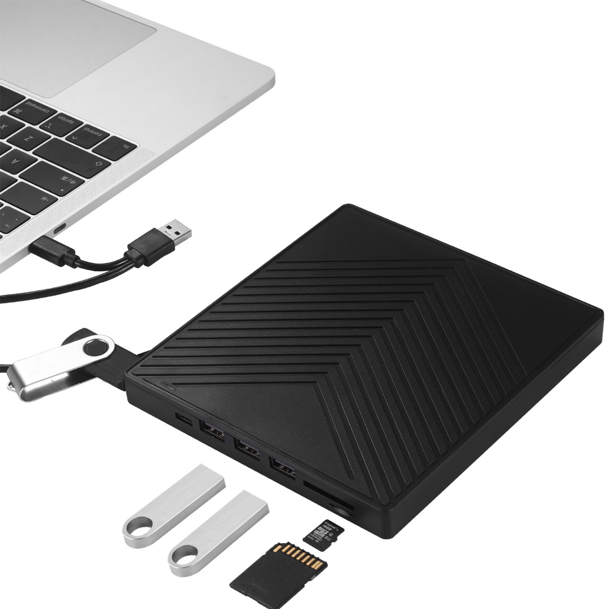 Schwarzes Gerät mit USB-Anschlüssen, USB-Sticks und einer SD-Karte in der Nähe eines Laptops. Weißer Hintergrund.