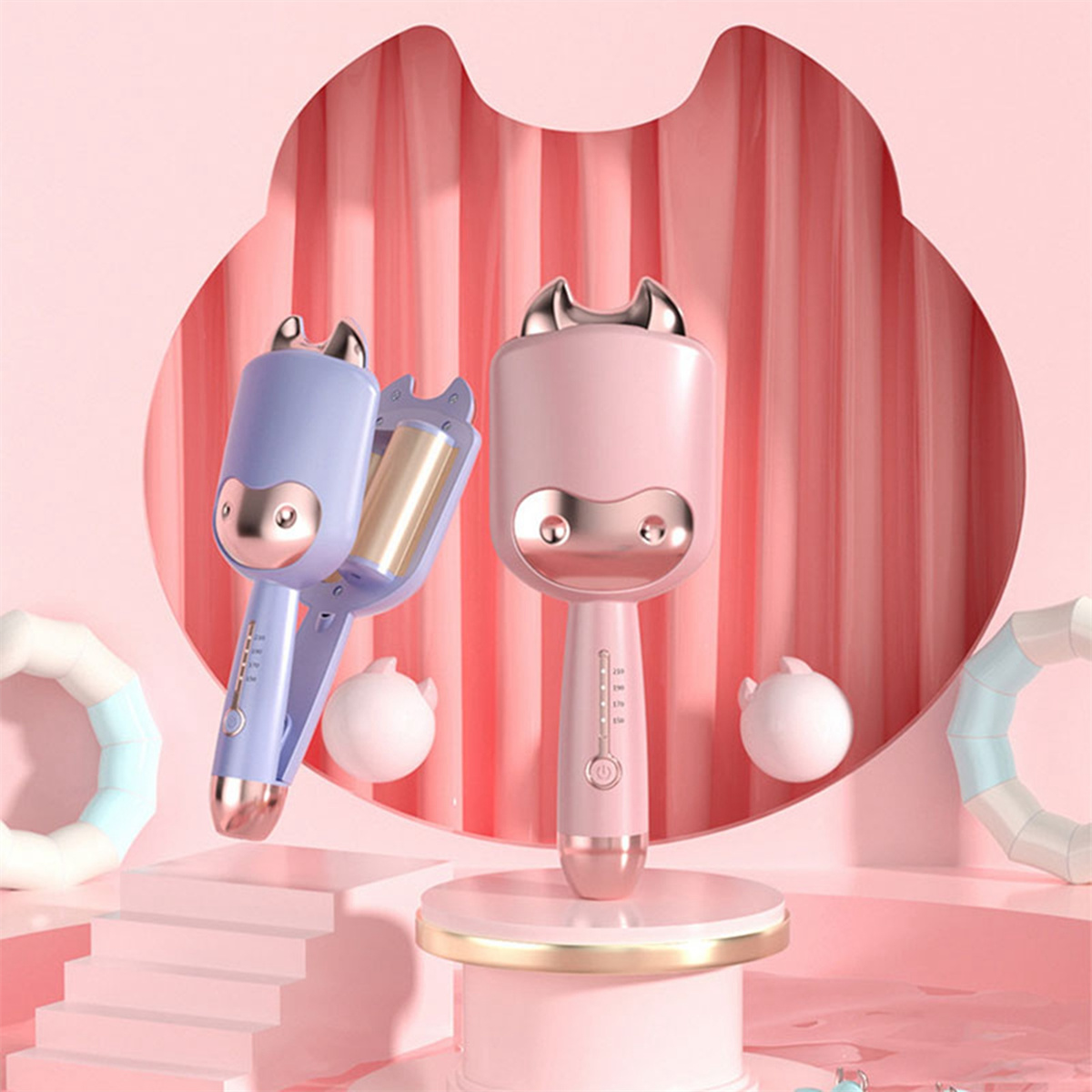 Zwei Haarstyling-Tools in Rosa und Blau. Sie sind auf einem Podest mit rosa Hintergrund platziert.
