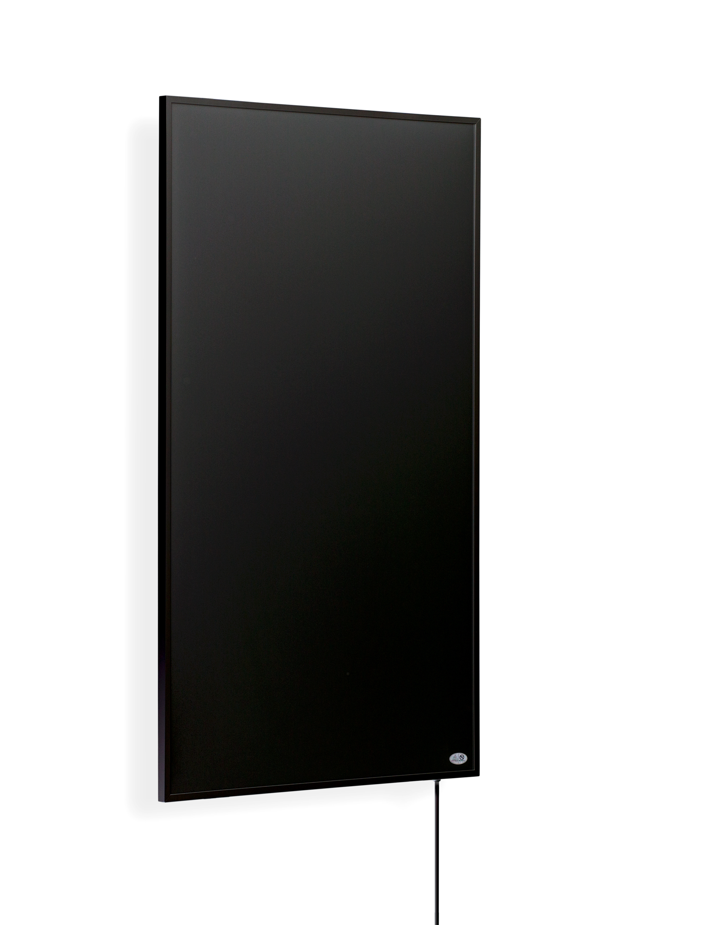 Schwarze Wandheizung. Rechteckig, mit schwarzem Rahmen, an einer weißen Wand montiert.