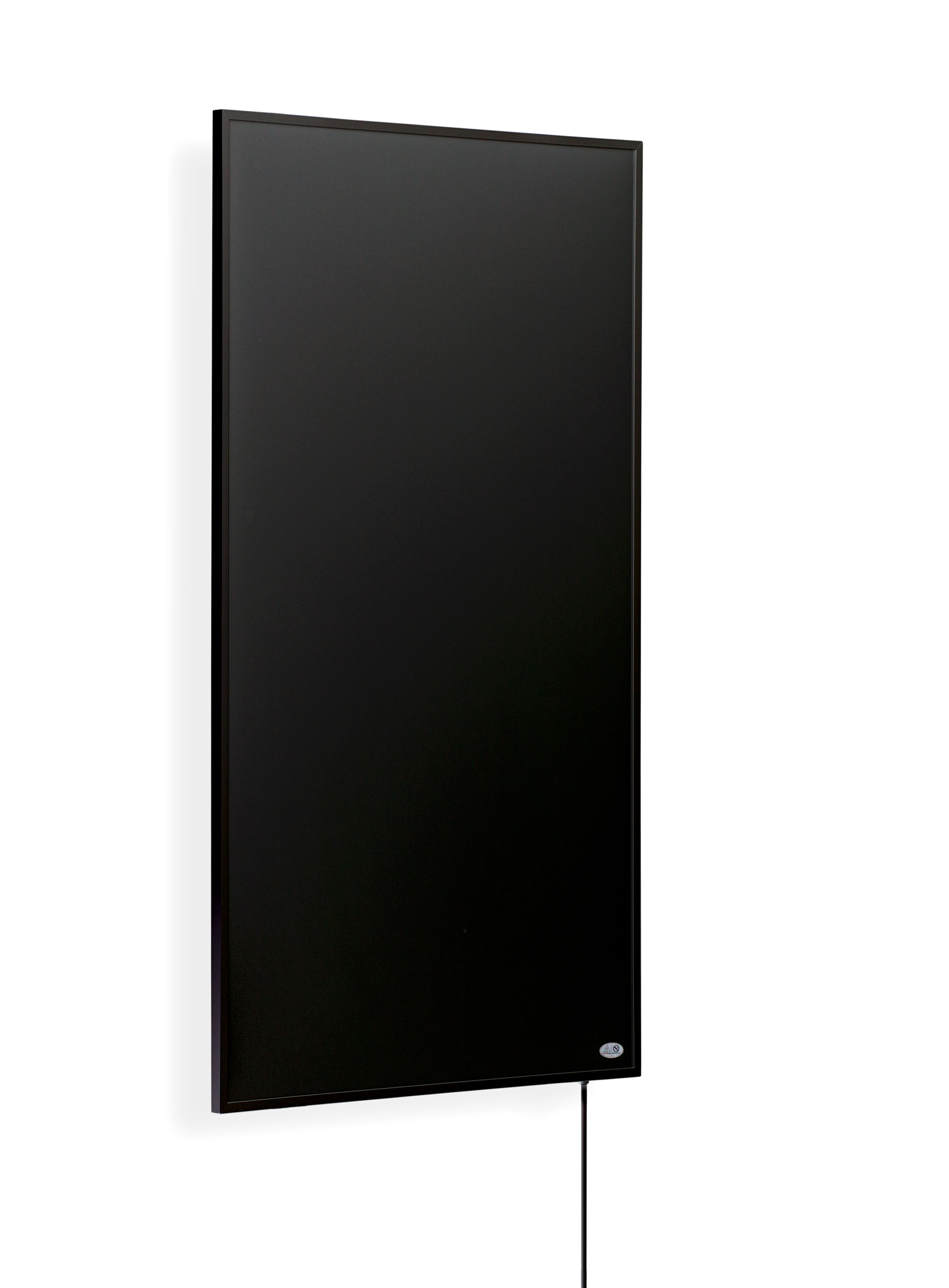 Schwarzer rechteckiger Heizkörper an weißer Wand. Netzkabel sichtbar.