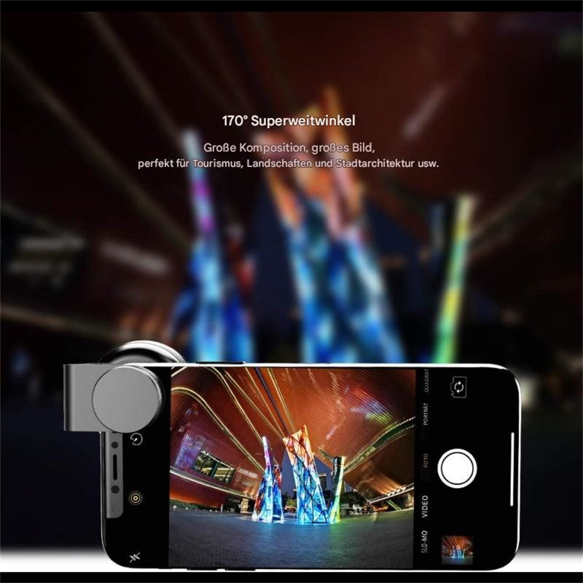 Smartphone mit Objektivaufsatz, der eine Weitwinkelansicht einer Stadtlandschaft aufnimmt.