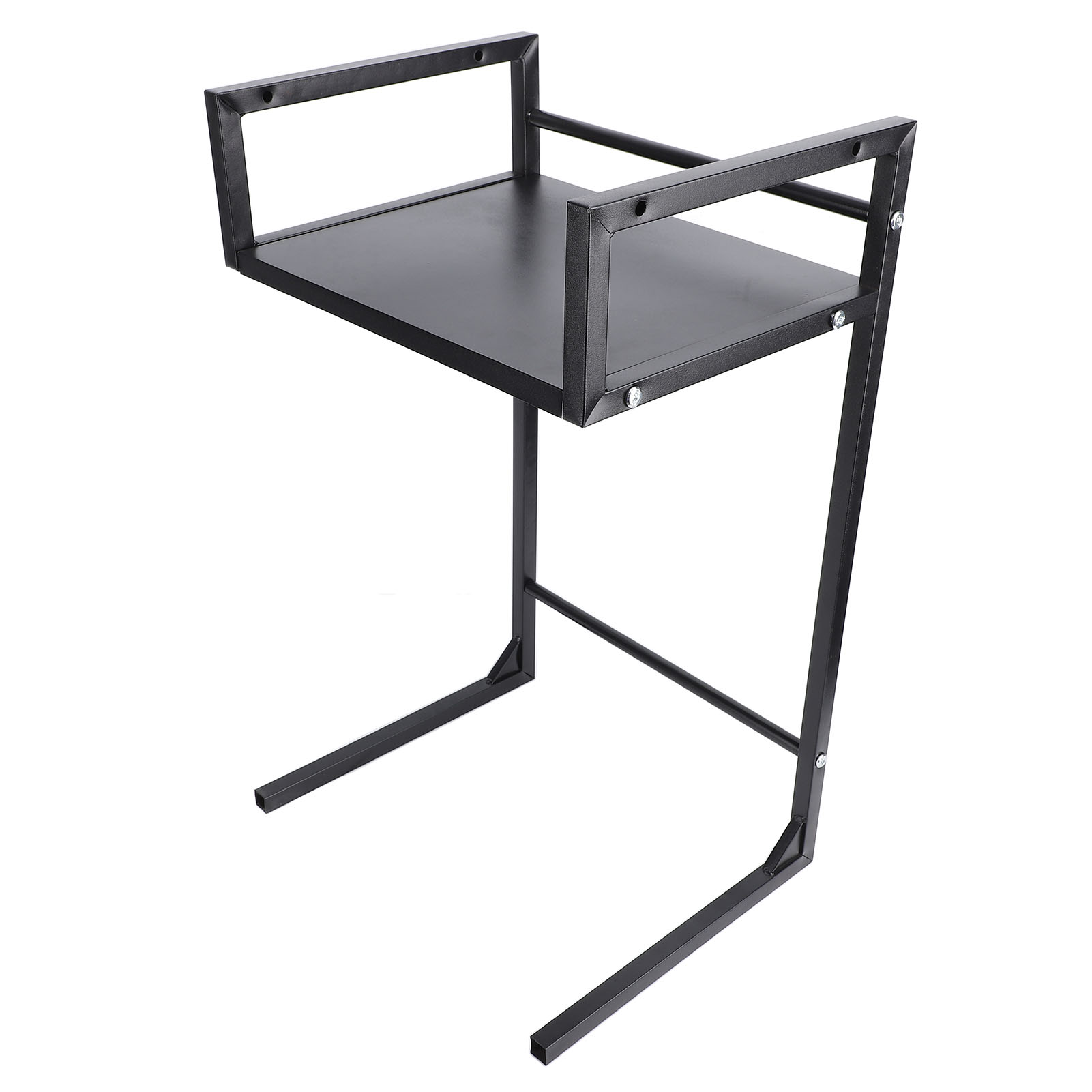 Schwarzer Metall-Beistelltisch mit Ablage. Es hat ein modernes Design und steht auf weißem Hintergrund.