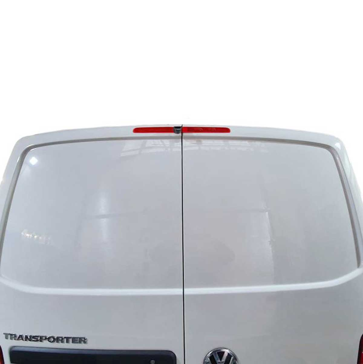 Rückansicht eines weißen Transporters. Der Transporter hat zwei Türen, ein rotes Licht oben und das Wort TRANSPORTER unten.