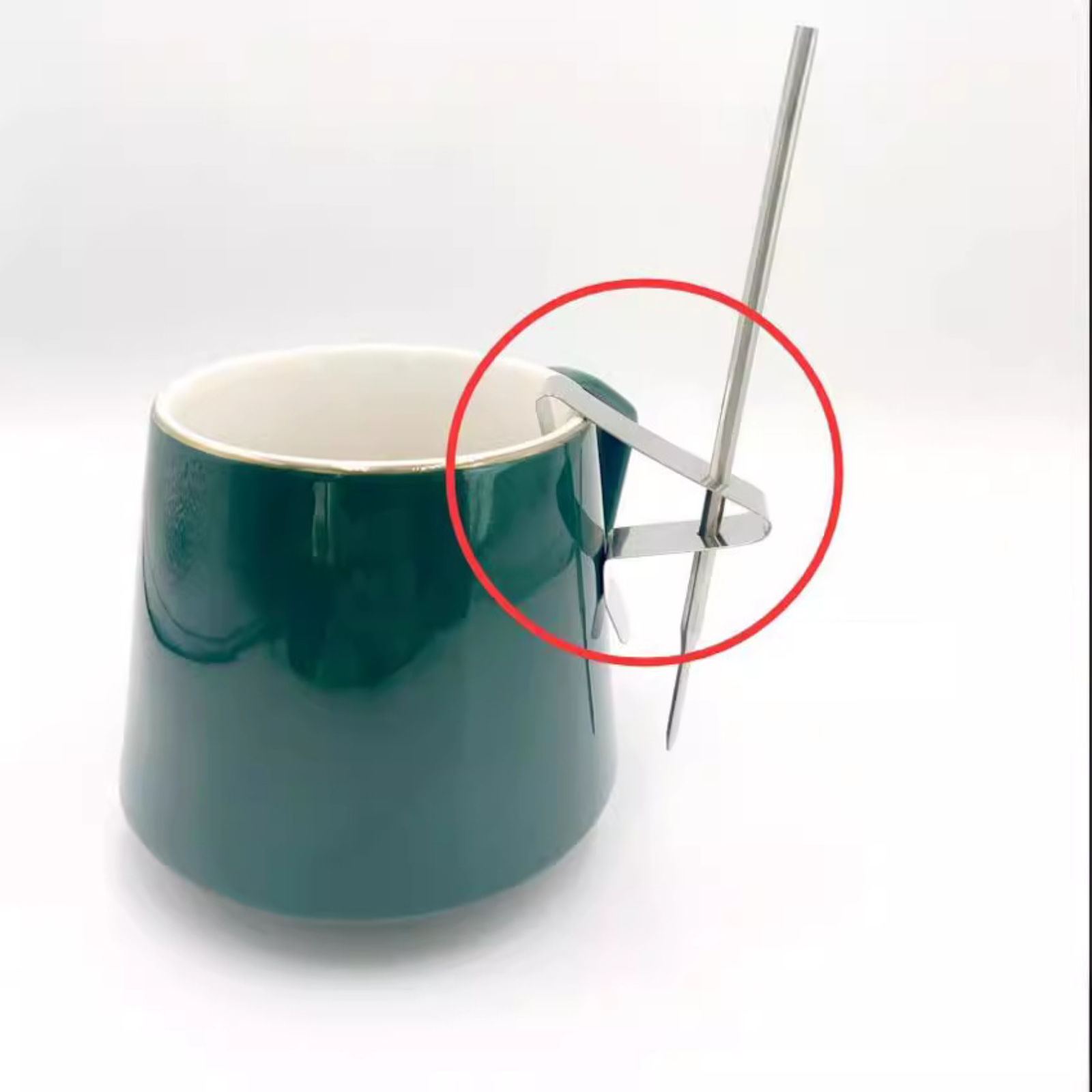 Grüner Becher, Edelstahl-Rührstab mit Griff-Clip. Roter Kreis markiert den Clip.