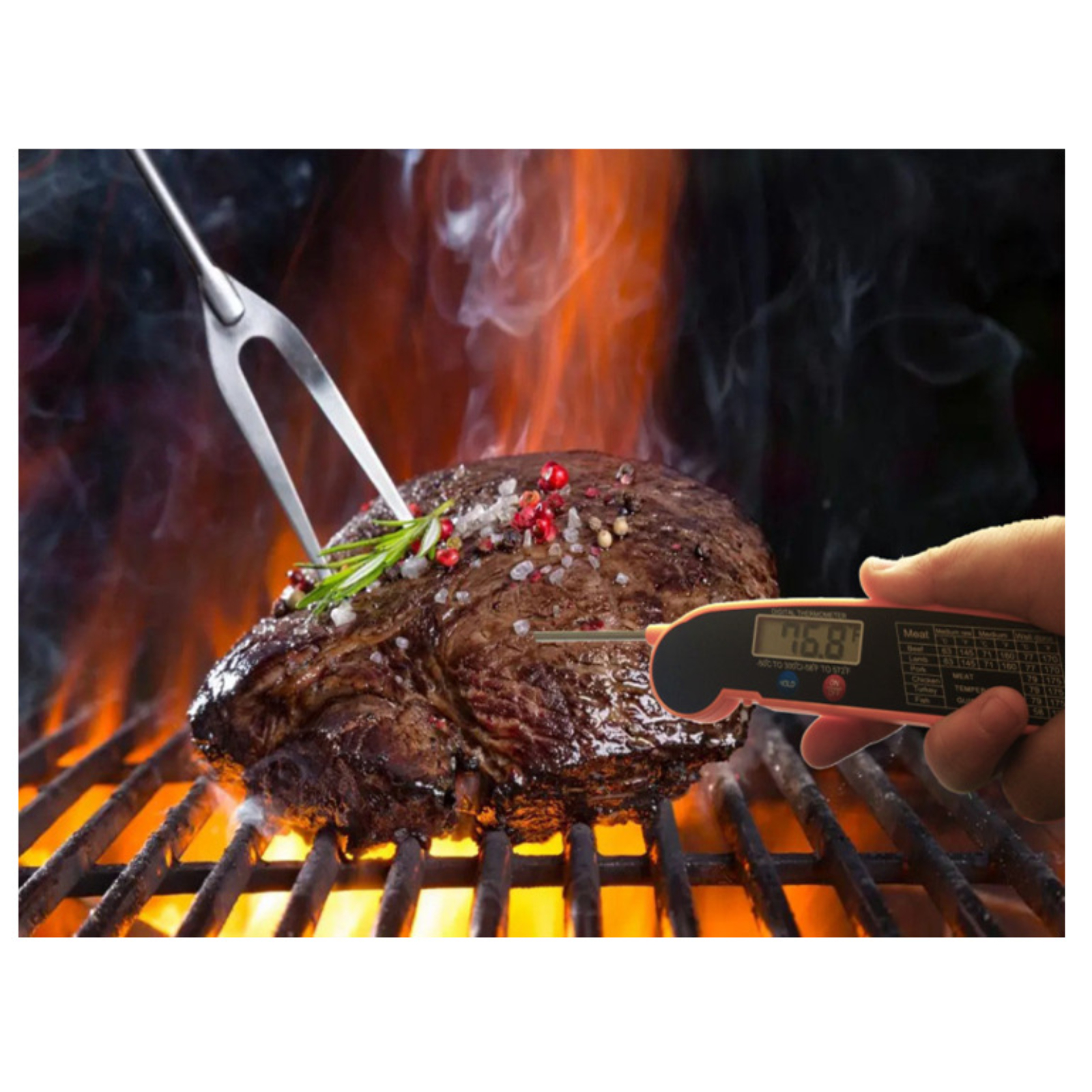 Steak auf dem Grill mit Fleischthermometer. Flammen und eine Gabel sind ebenfalls sichtbar.