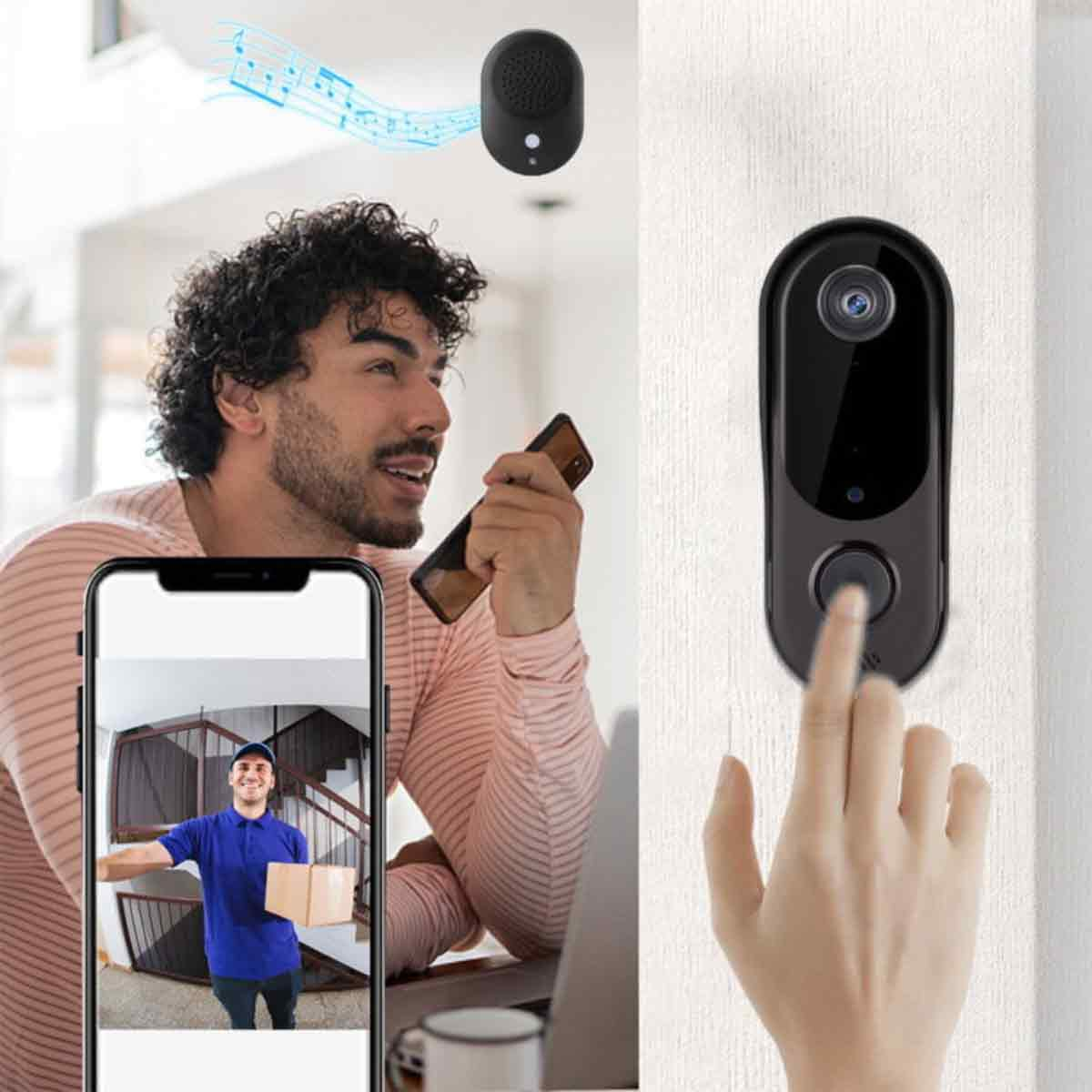 Mann mit Telefon, der auf Telefonbildschirm mit Liefermann auf dem Bildschirm schaut, Türklingel an der Wand.