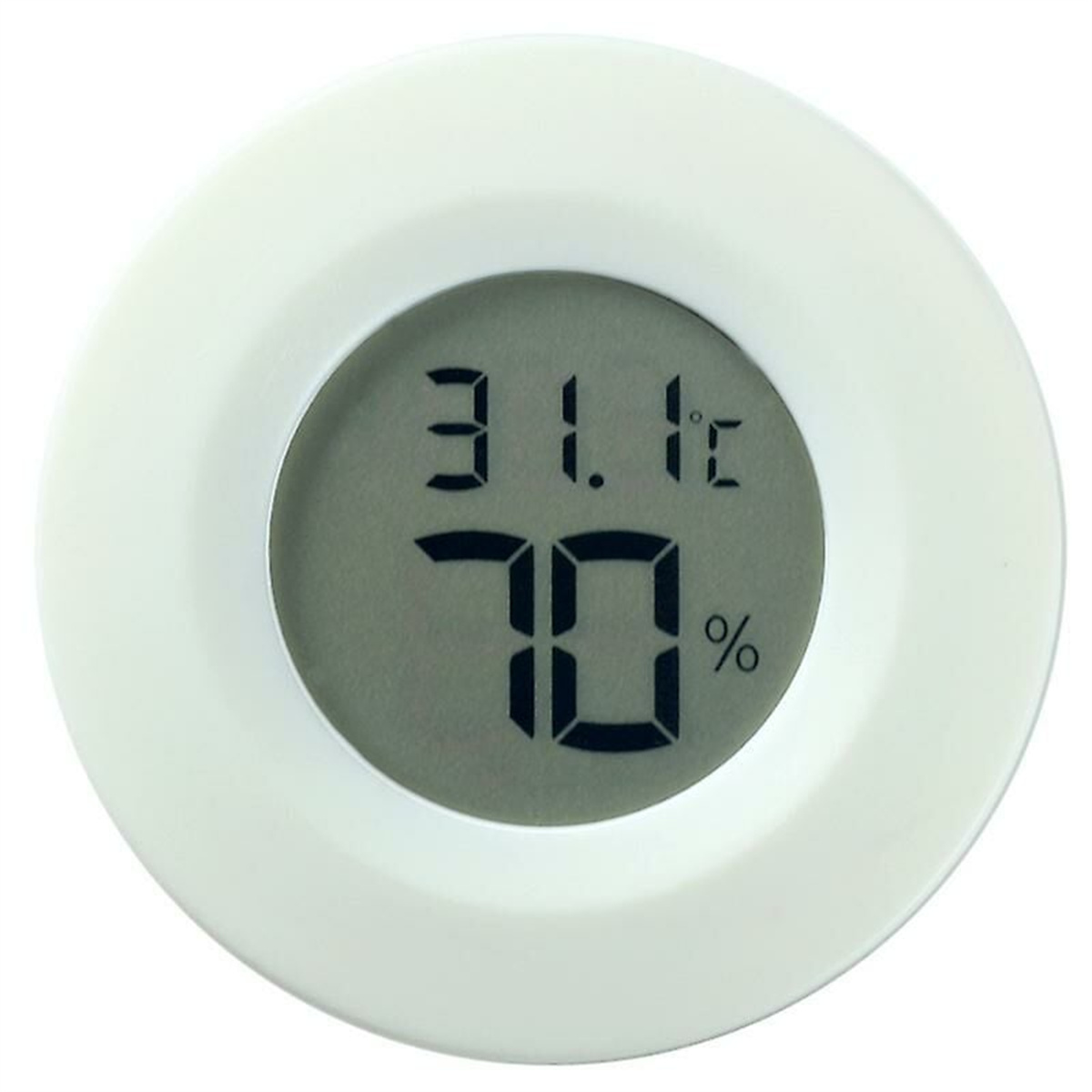 Weißes, rundes Digitalthermometer zeigt 31,1 Grad Celsius und 70% Luftfeuchtigkeit, auf weißem Grund.