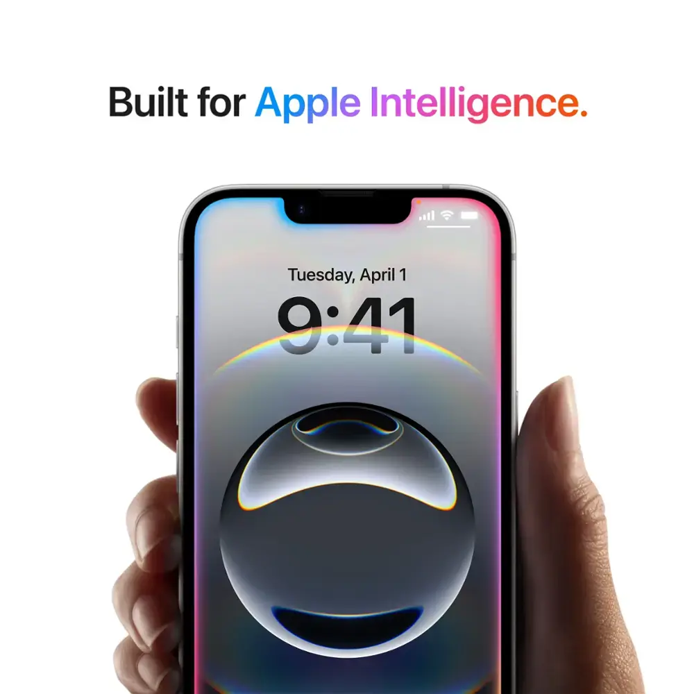 Gros plan sur l'écran de l'iPhone affichant l'heure et la date. Le téléphone est tenu dans une main.