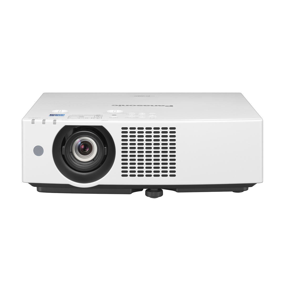 Ein weißer Panasonic Projektor mit schwarzer Linse, auf weißem Hintergrund.