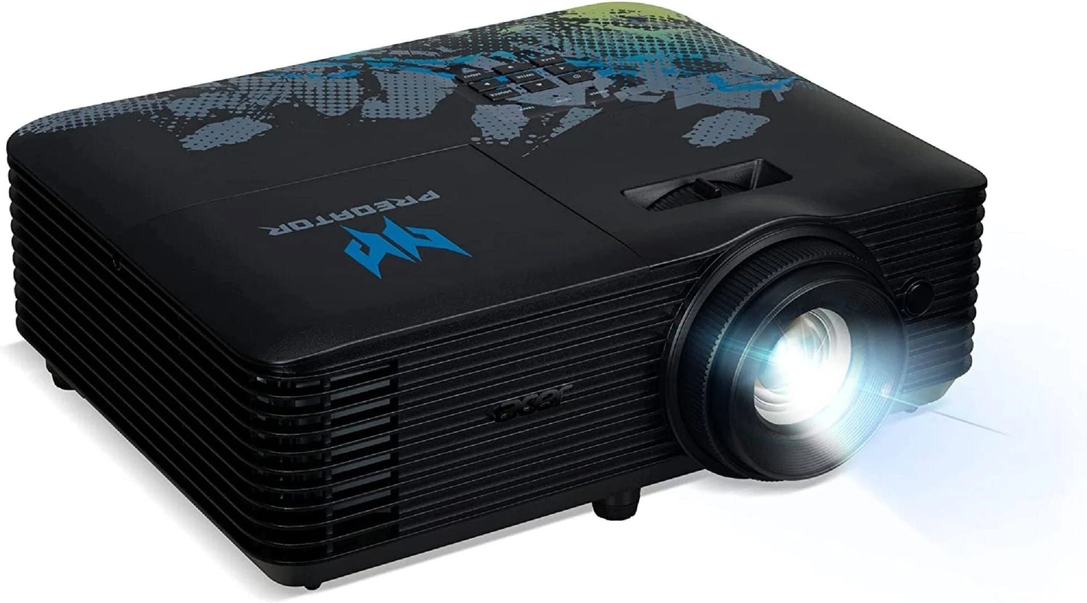 Un proyector negro con un logotipo azul y un haz de luz. Está sobre un fondo blanco.