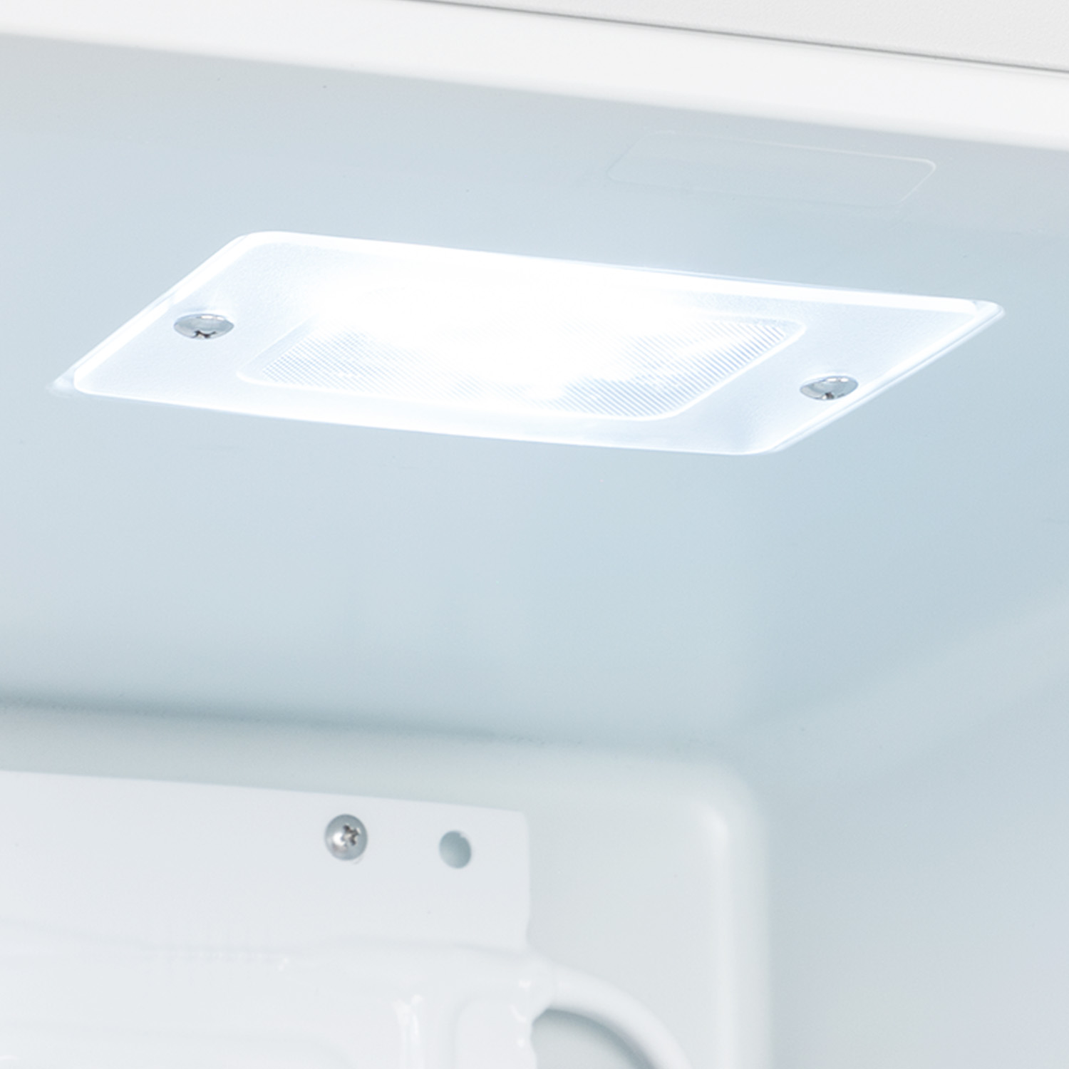 Apparecchio di illuminazione rettangolare luminoso in un interno bianco.