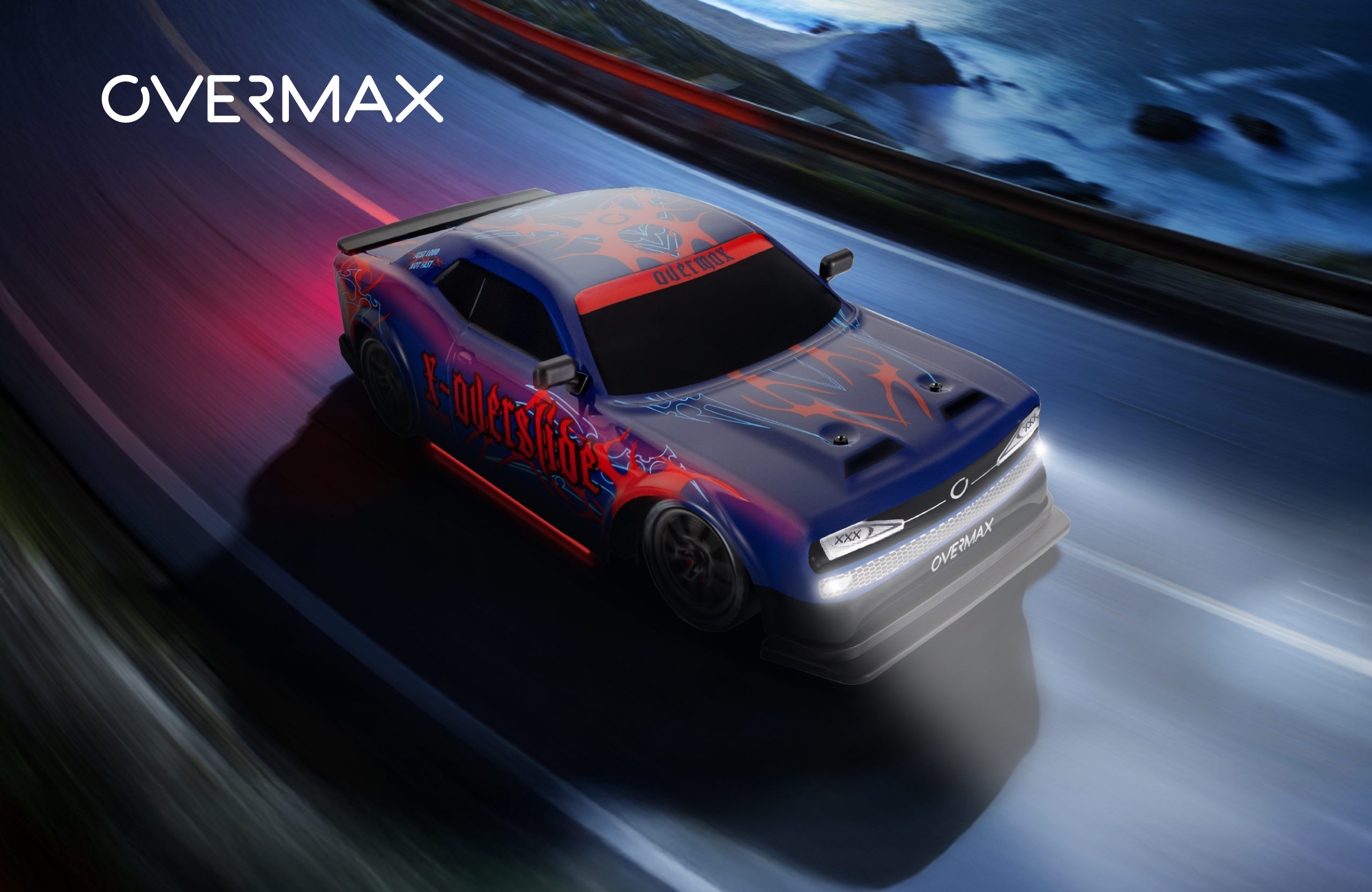 Blau-rotes Rennwagen-Spielzeug mit OVERMAX-Logo auf verschwommenem Hintergrund.
