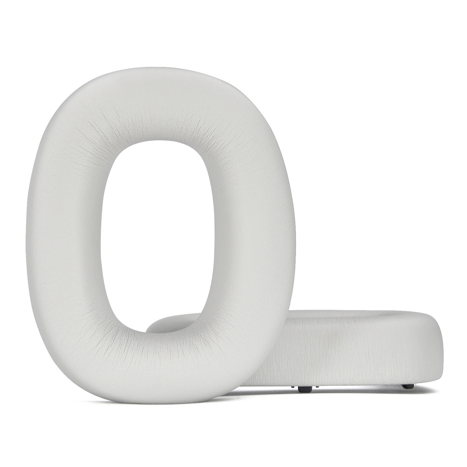 Dwie białe nauszniki do słuchawek. Okrągły kształt. Białe tło.