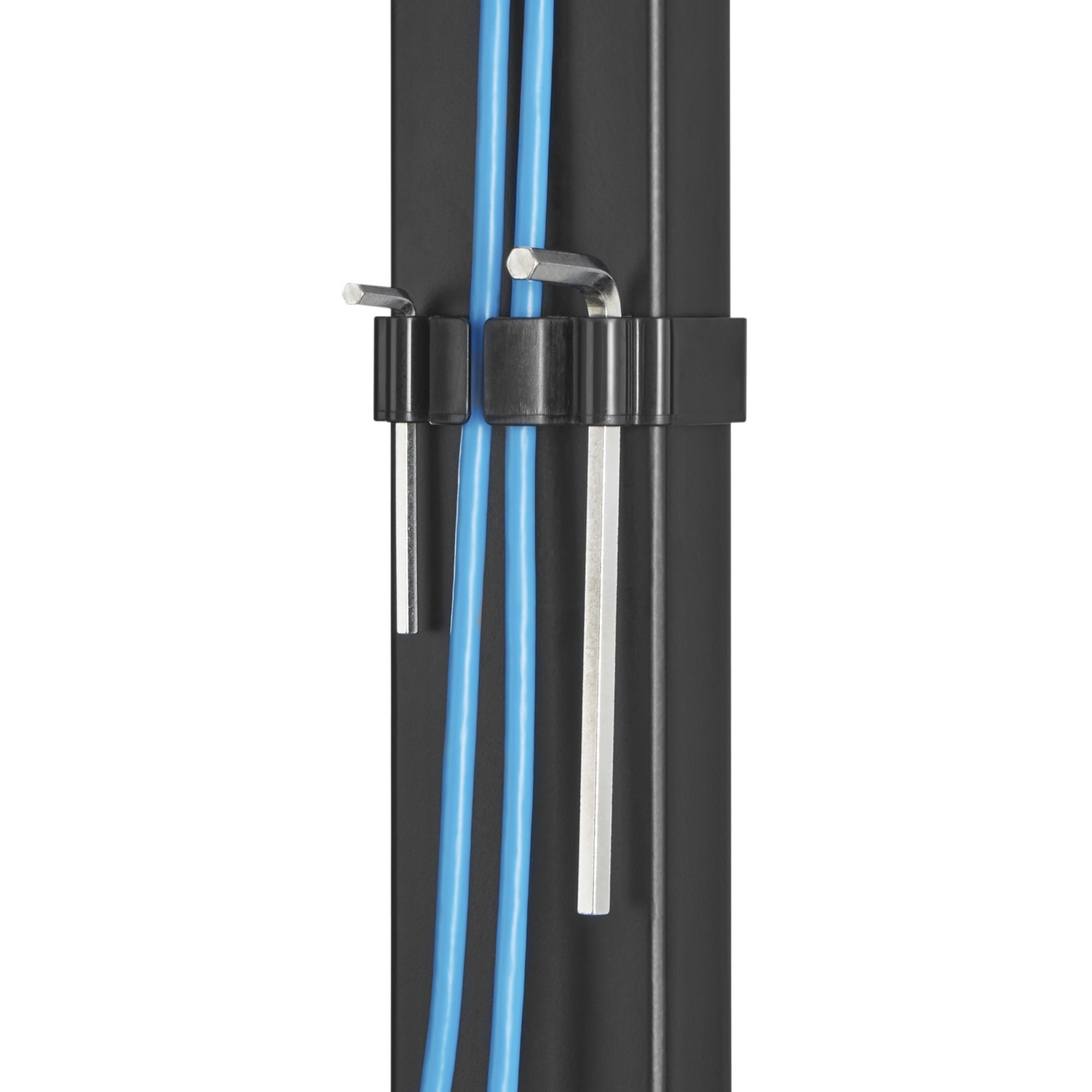 Primer plano de una estructura metálica negra con cables azules y herramientas adjuntas.