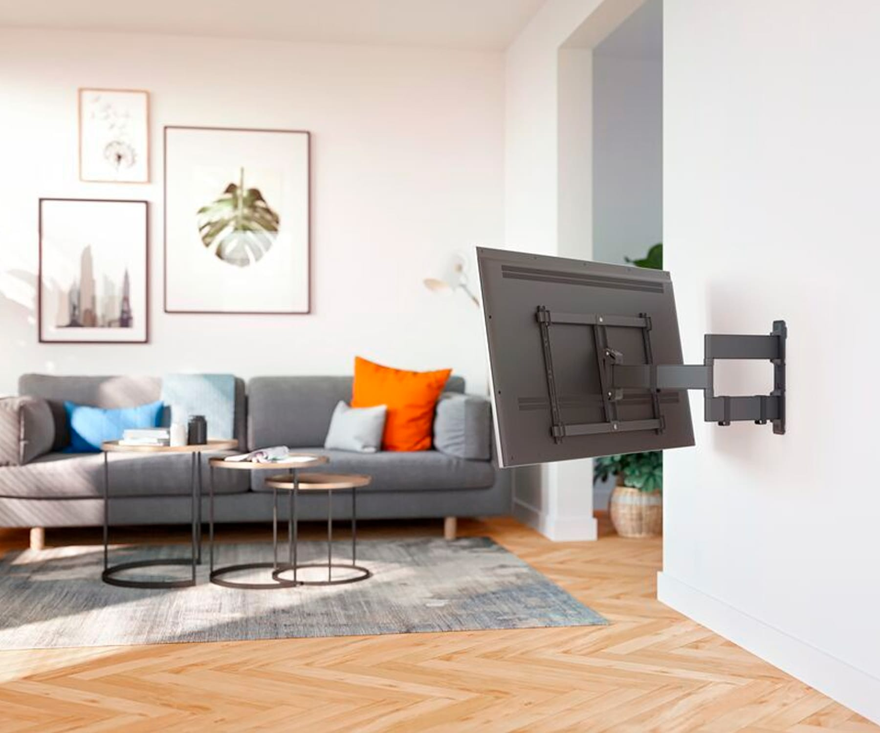 Televisor montado en la pared, con sala de estar de diseño moderno al fondo.