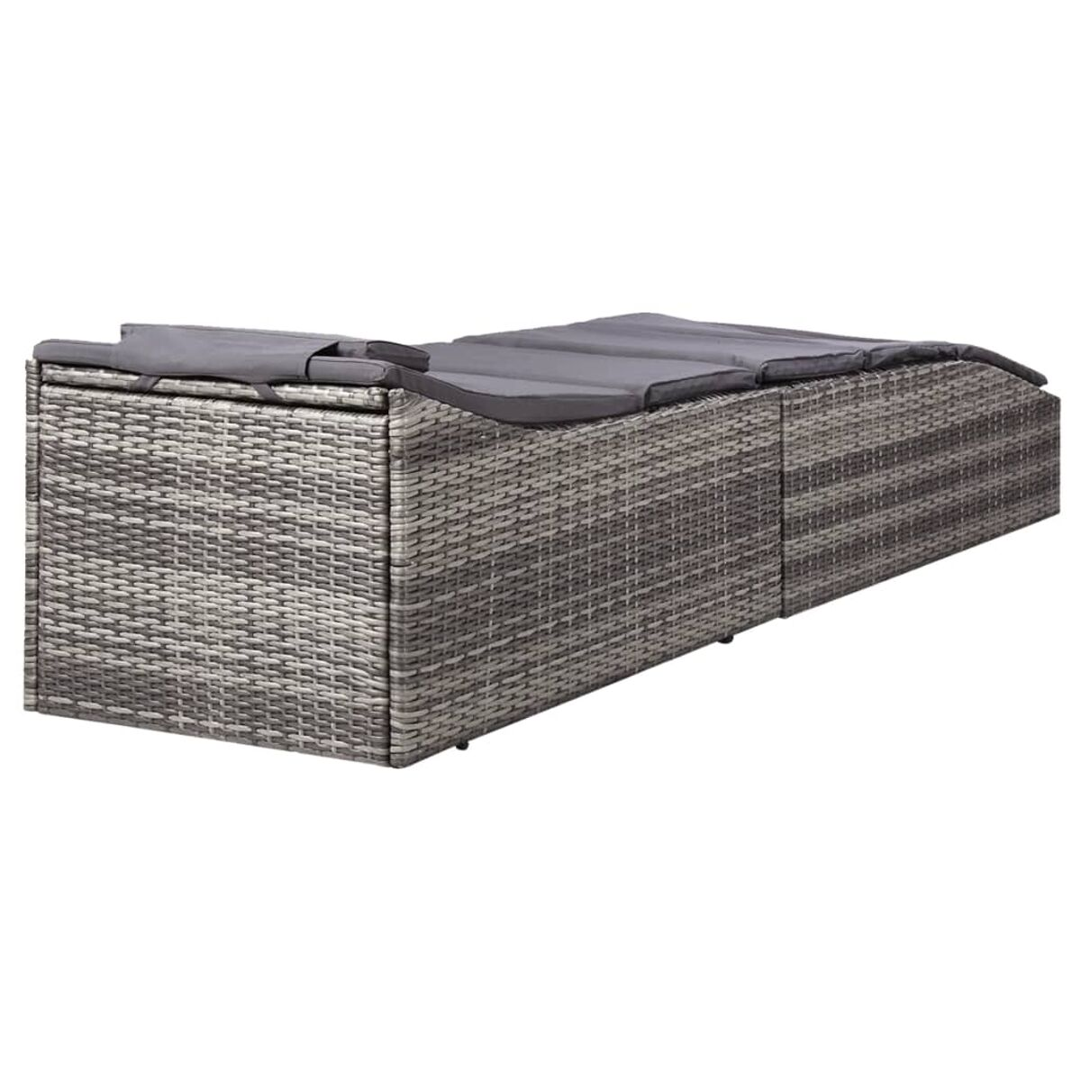 Rattan-Outdoor-Sofa-Set. Drei Teile, graue Kissen. Neutrale Farben. Tageszeit. Korbgeflecht-Textur.