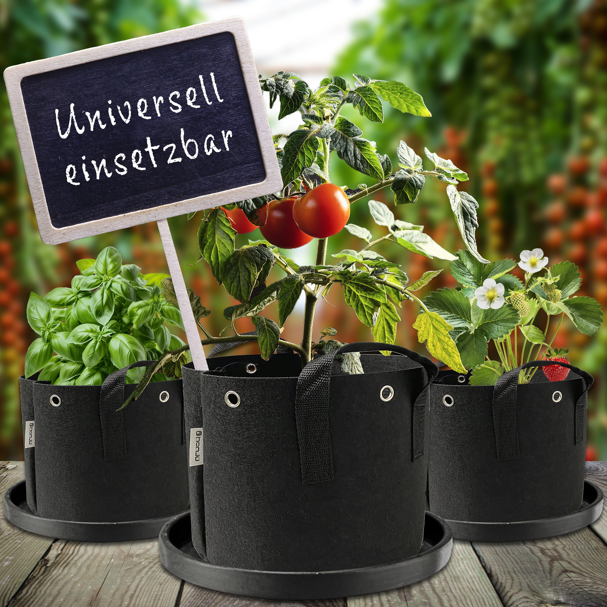 Drei schwarze Stofftöpfe mit Pflanzen auf einer Holzoberfläche, mit einem Schild mit der Aufschrift 'Universell einsetzbar'.