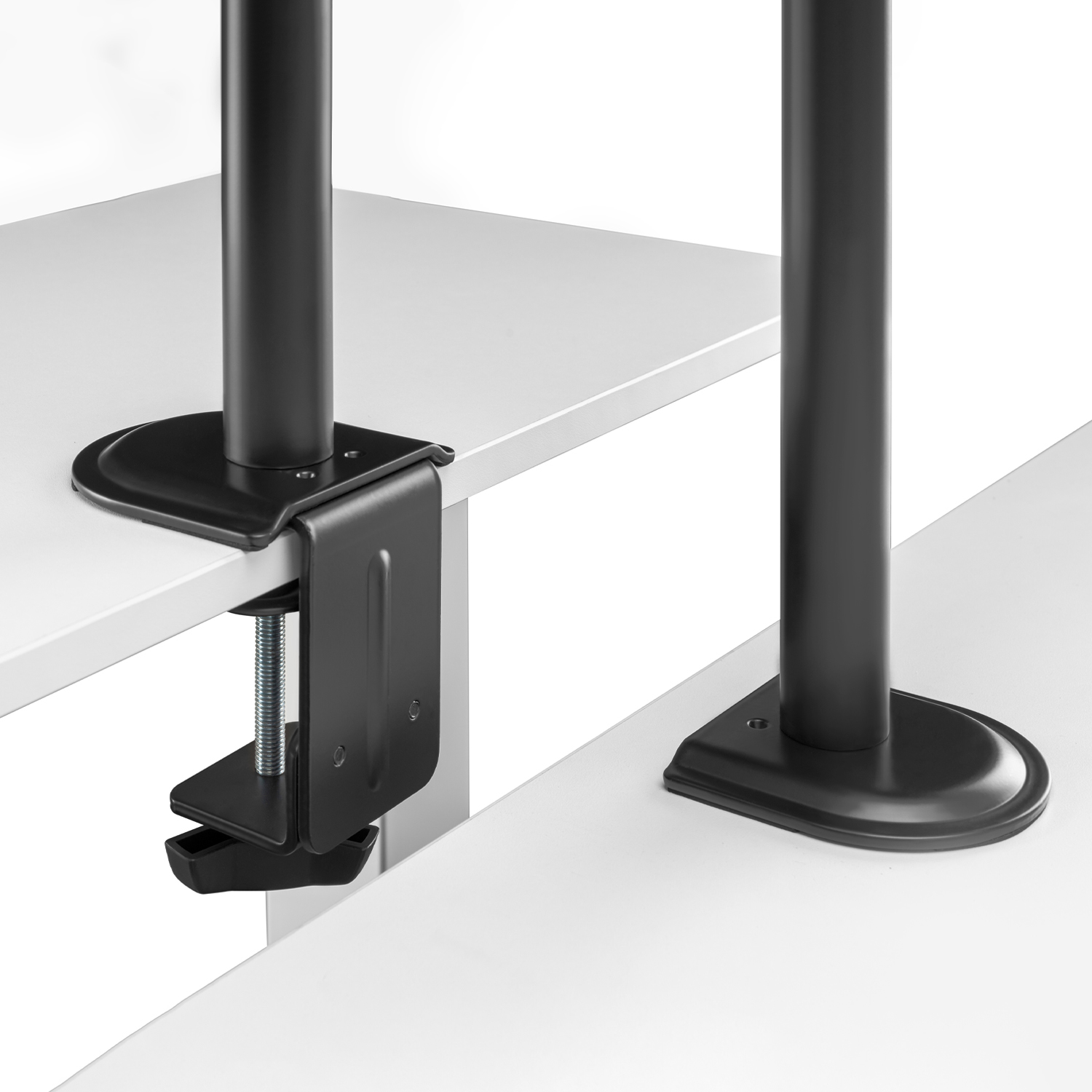 Abrazadera negra para soporte de monitor, tornillo plateado, postes negros sobre superficie blanca.
