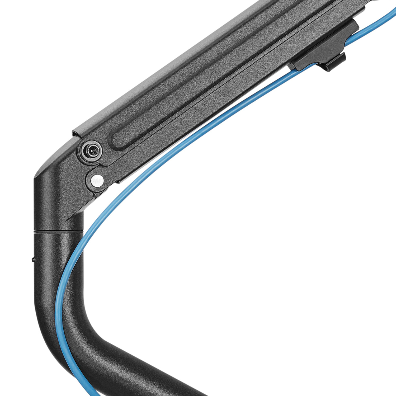 Zbliżenie czarnego ramienia monitora z niebieskim kablem przebiegającym przez nie.