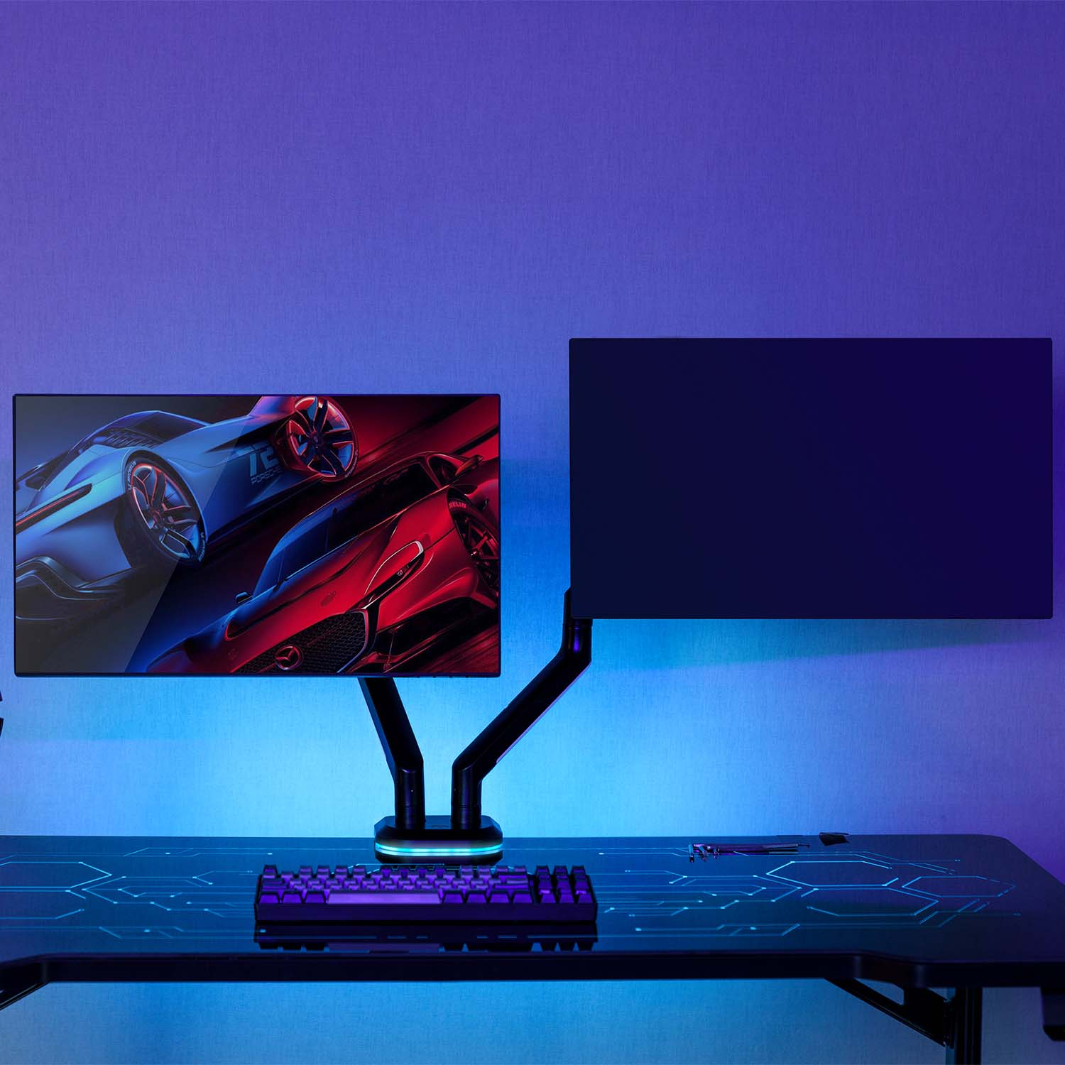Dos monitores en un escritorio con un teclado. Los monitores están montados en un soporte.